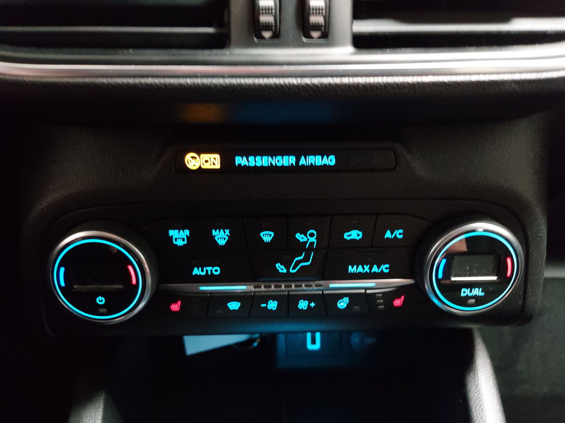 Ford Focus 2.0 EB Active HuD AHK 20
