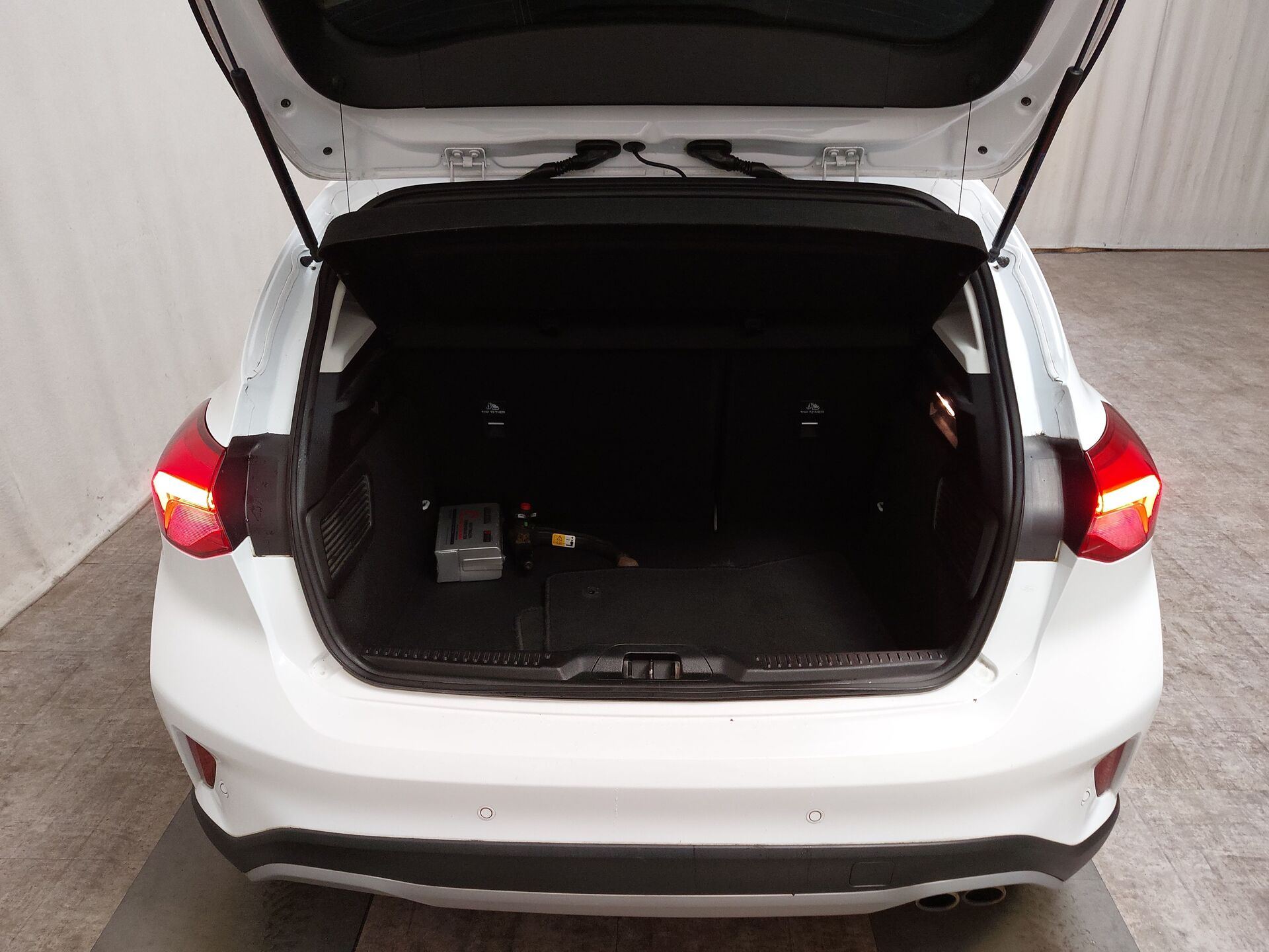 Ford Focus 2.0 EB Active HuD AHK 15