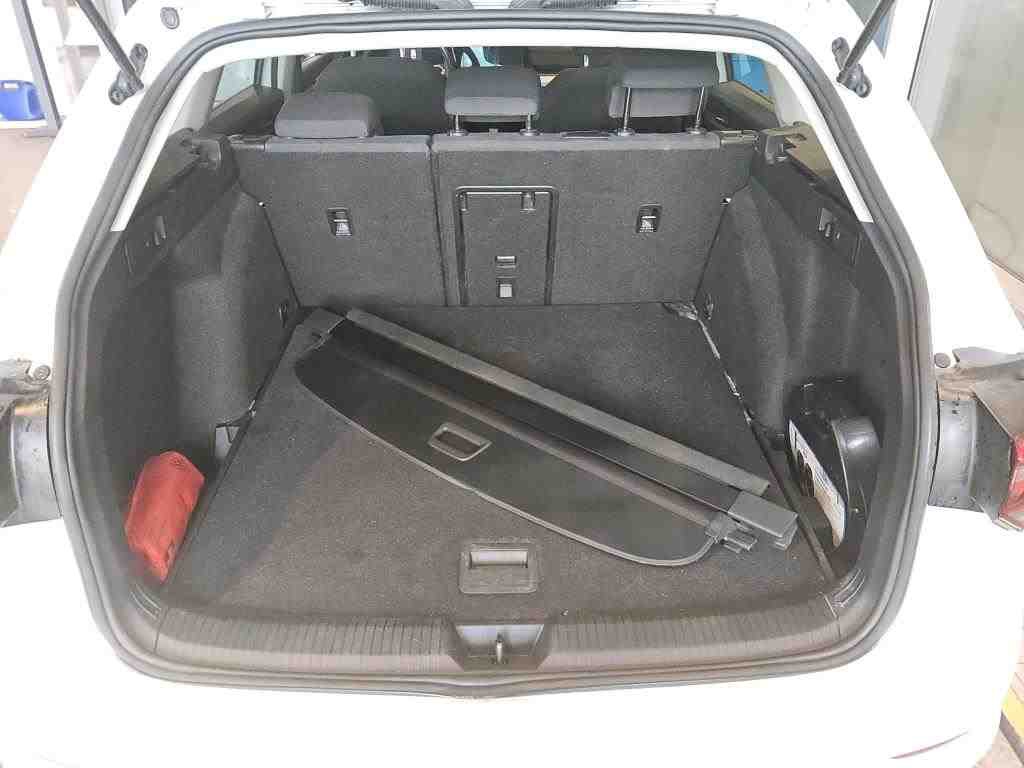 Volkswagen Golf-8 Var. 2.0 TDI Life NAVI KLIMAAUT PDC LED DC 10