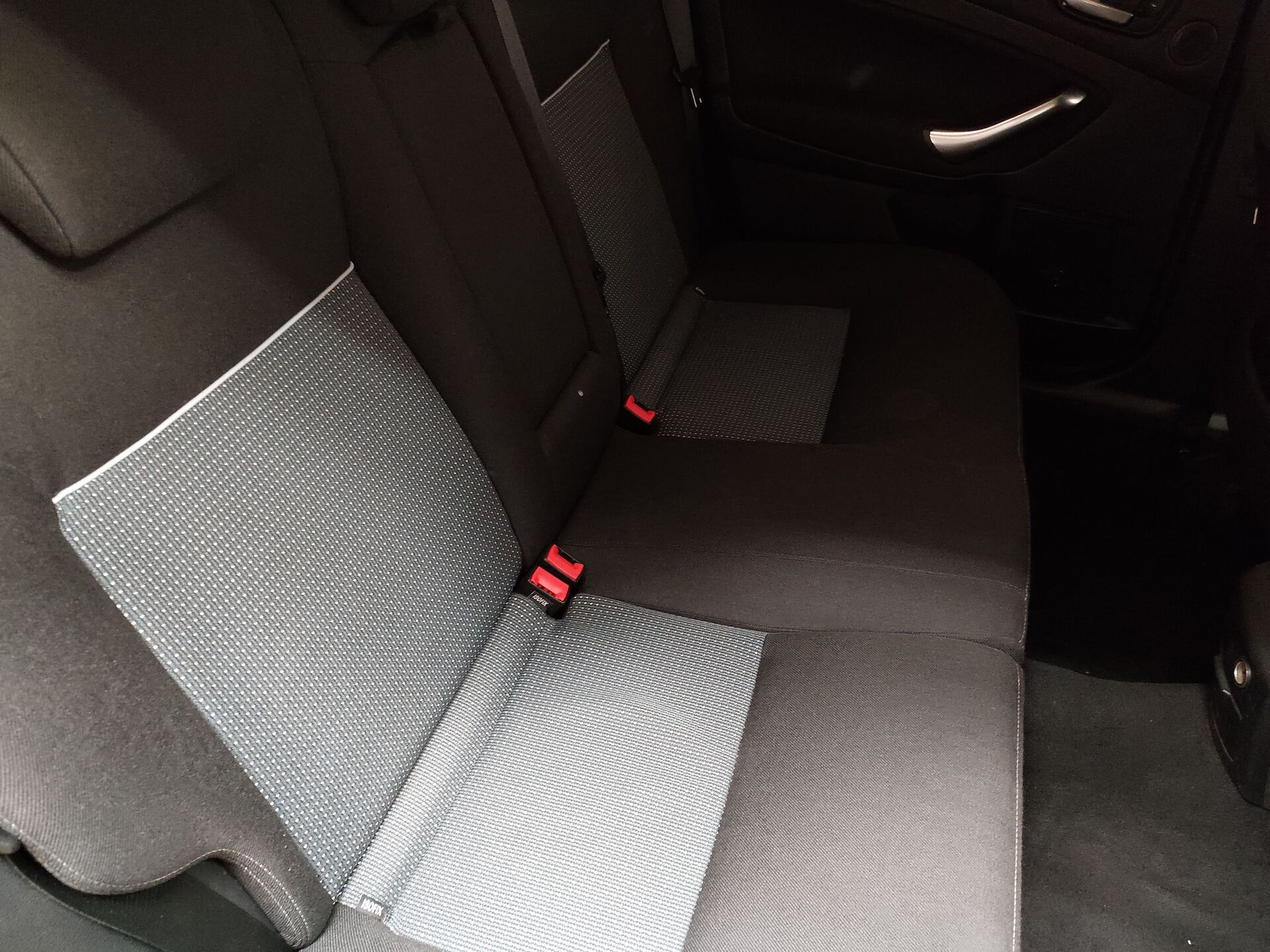 Ford Mondeo Turnier 2.0 TDCi Trend SPORTSITZE KLIMAAUT RADIO MFL STHZG 13