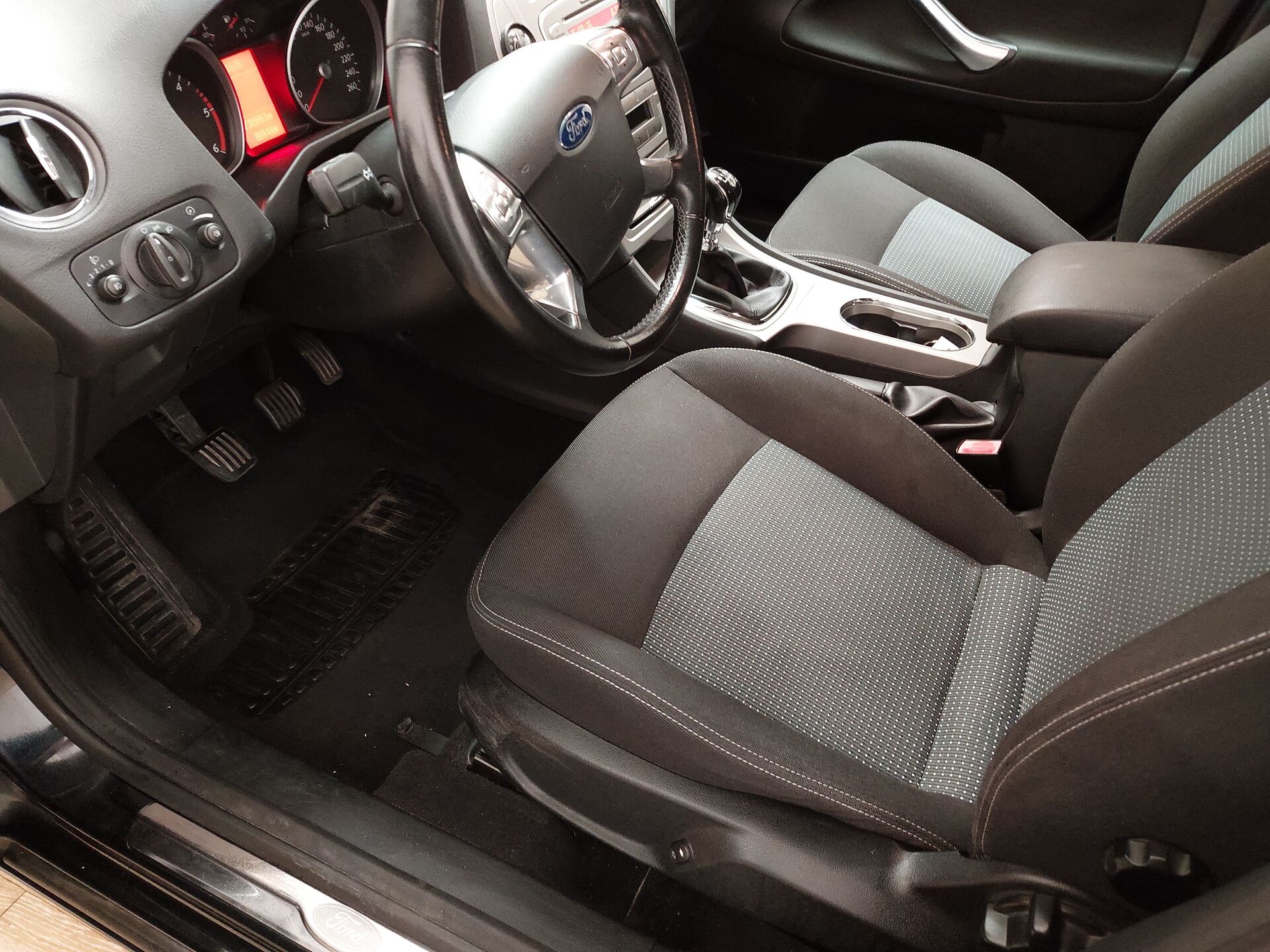 Ford Mondeo Turnier 2.0 TDCi Trend SPORTSITZE KLIMAAUT RADIO MFL STHZG 8