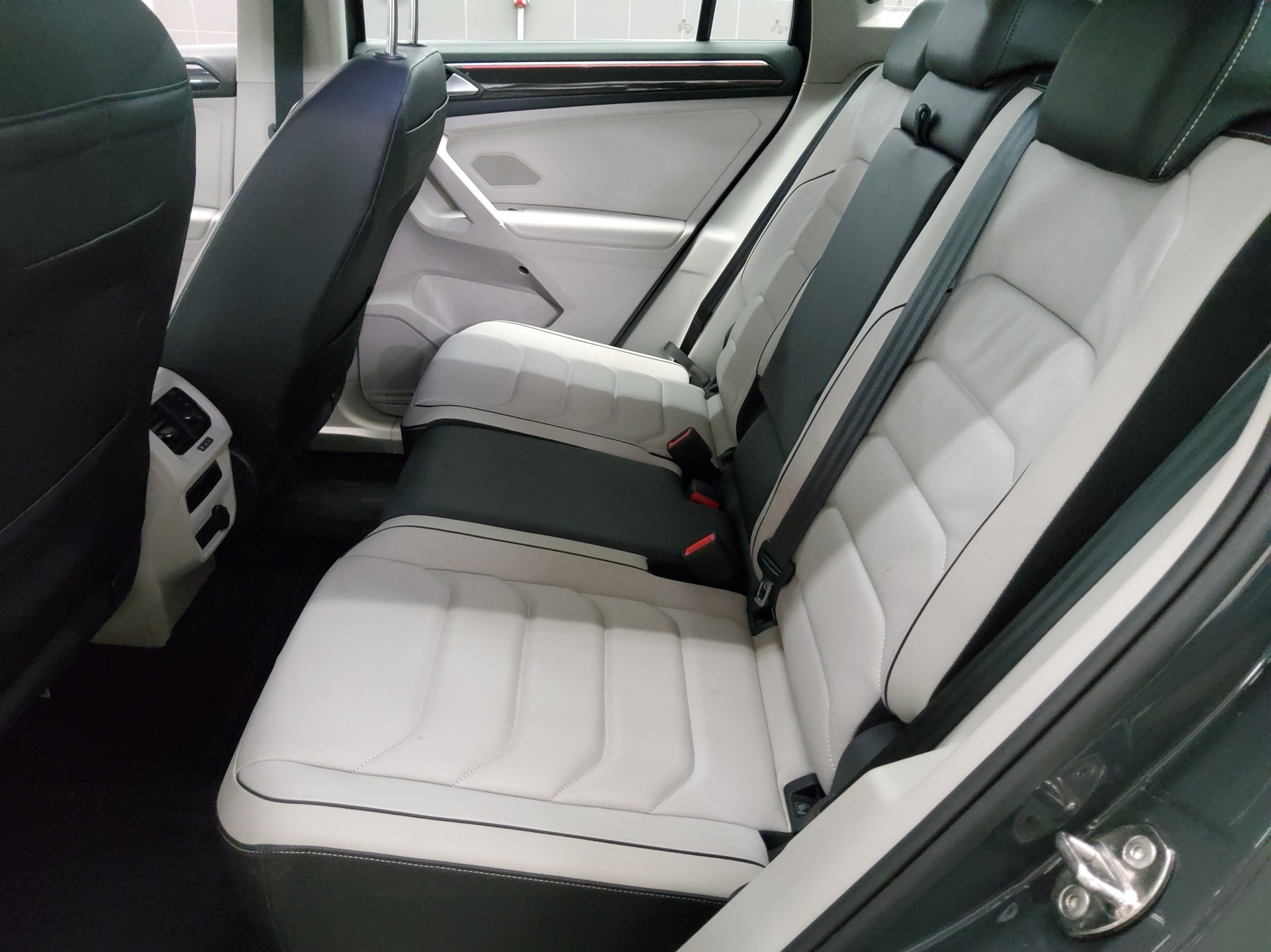 Volkswagen Tiguan 1.4 TSI e Elegance Leder DCC Matrix DC 13