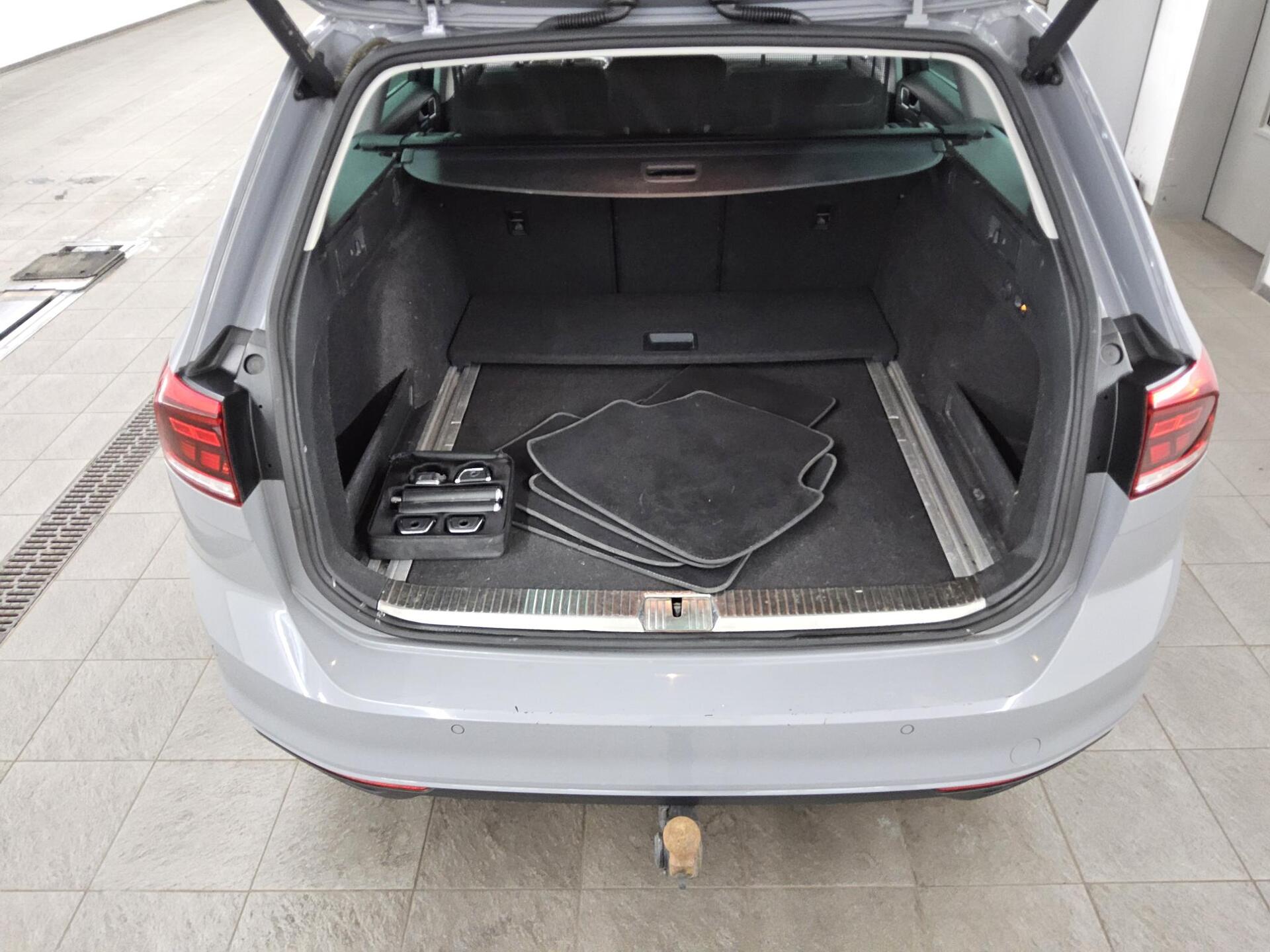 Volkswagen Passat Variant 2.0 TDI Business Navi LED DC AHK 12
