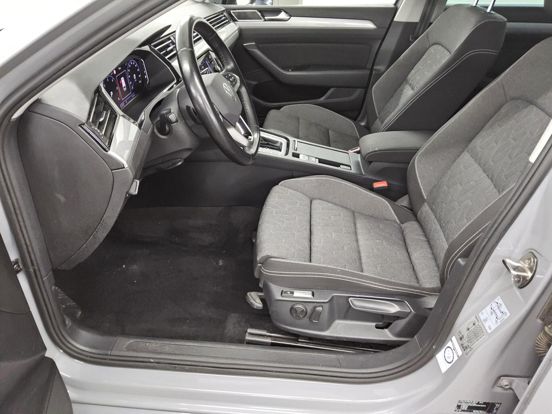 Volkswagen Passat Variant 2.0 TDI Business Navi LED DC AHK 9