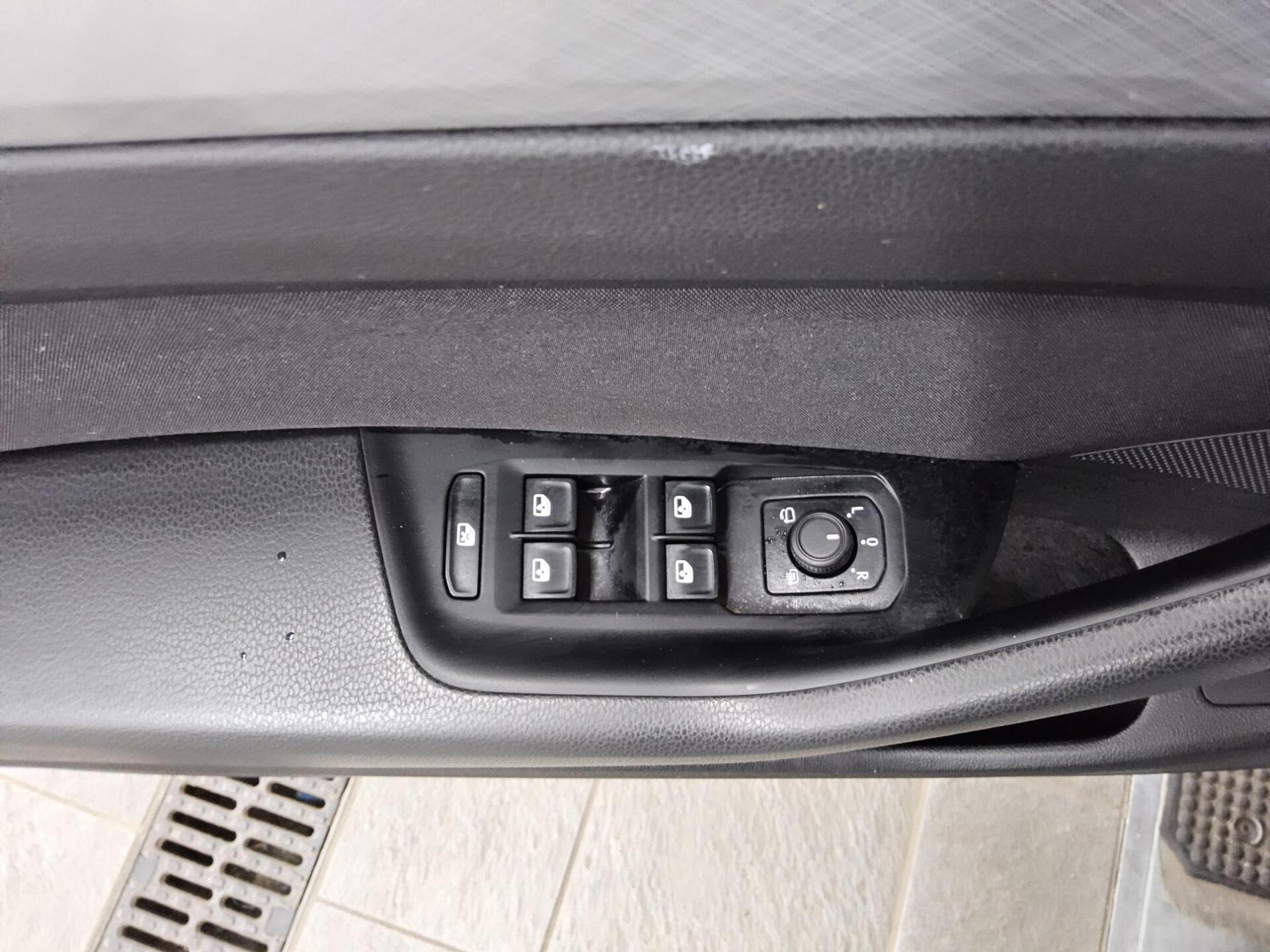 Volkswagen Passat Variant 2.0 TDI Business Navi LED DC AHK 10