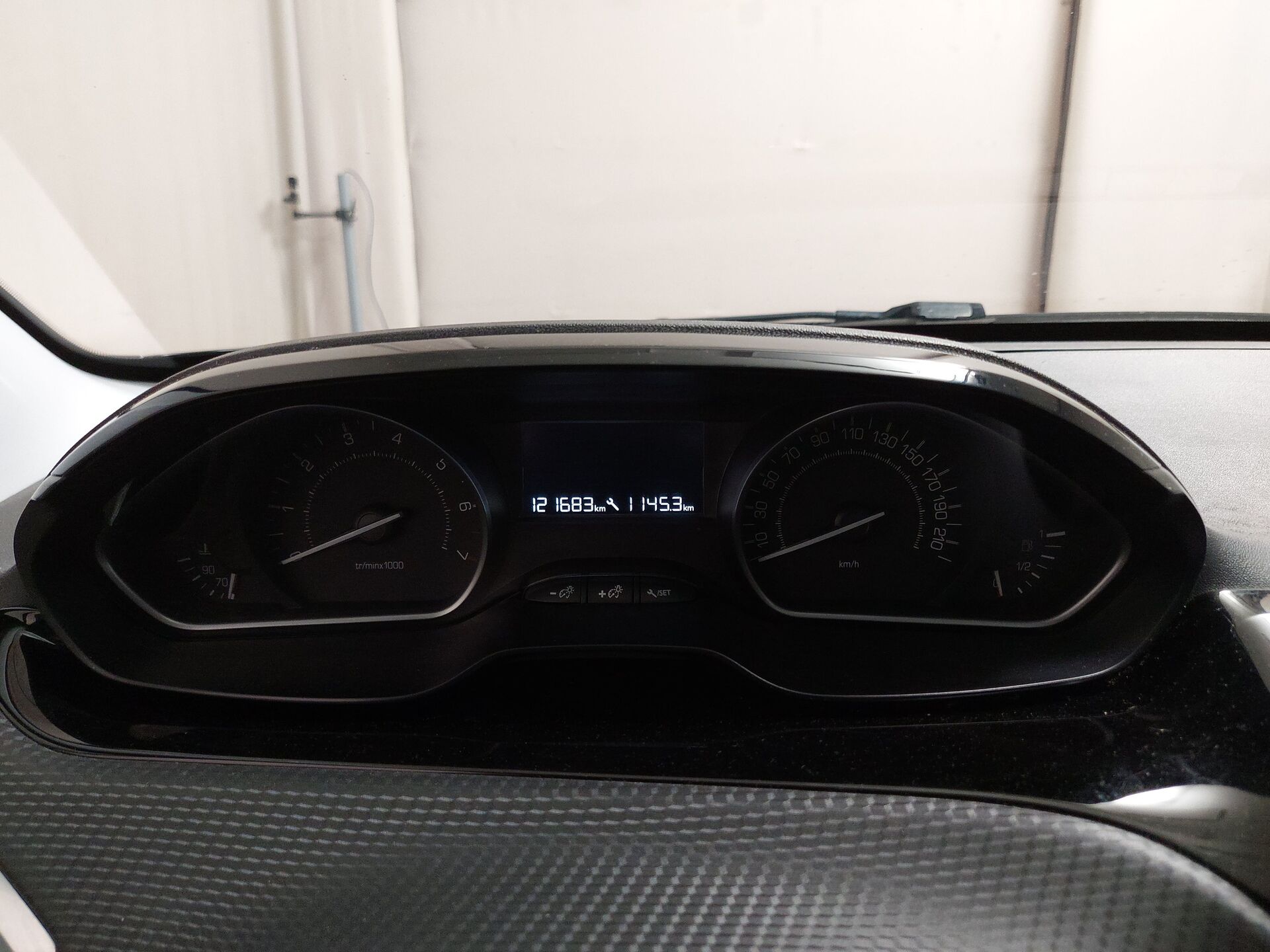 Peugeot 2008 1.2 PureTech Navi Pano AHK PDC Shz 17
