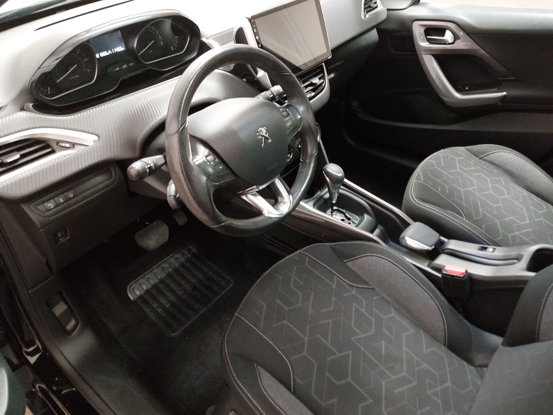 Peugeot 2008 1.2 PureTech Navi Pano AHK PDC Shz 8