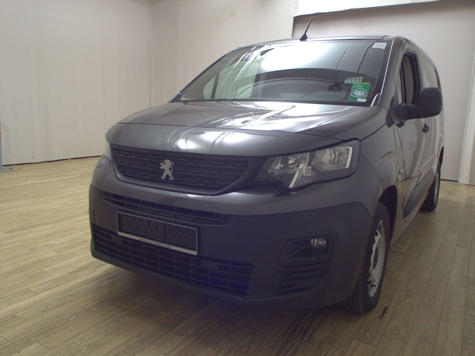 Peugeot Partner 1.5 BlueHDI L2 3-Sitzer Navi PDC Regale 2