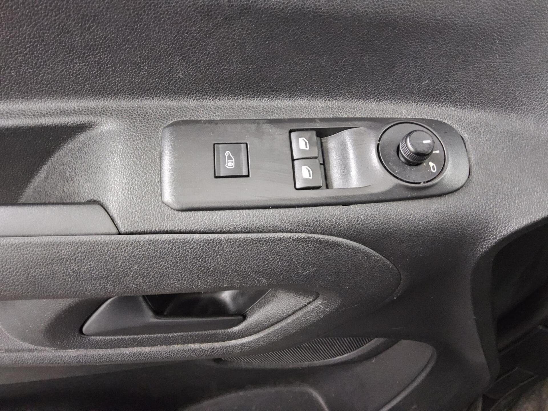 Peugeot Partner 1.5 BlueHDI L2 3-Sitzer Navi PDC Regale 9