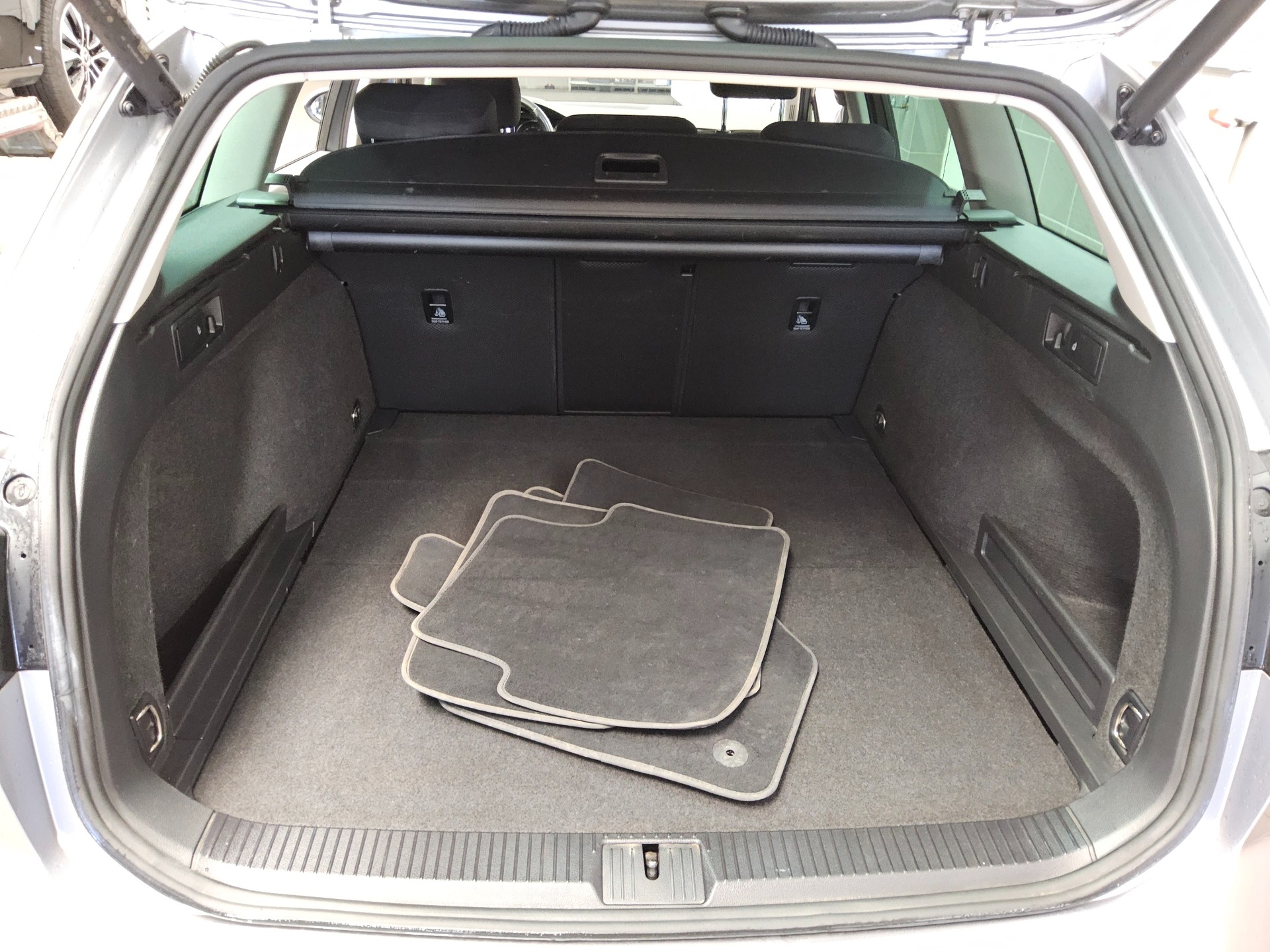 Volkswagen Passat Var. 2.0 TDI Navi LED RfK ACC PDC Shz BT 11