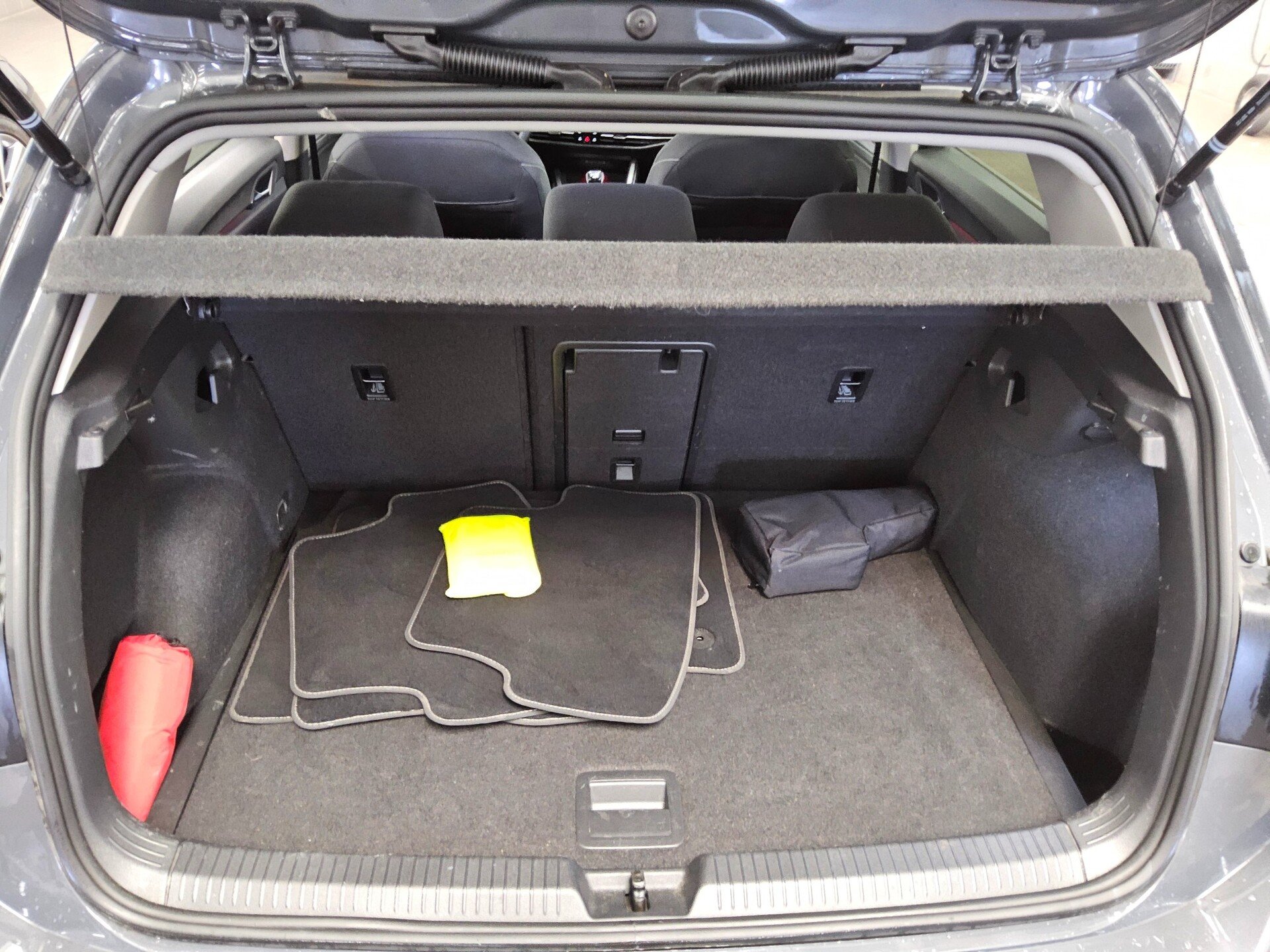 Volkswagen Golf-8 1.5 TSI Active Navi LED+ DC HuD RfK StHzg 12
