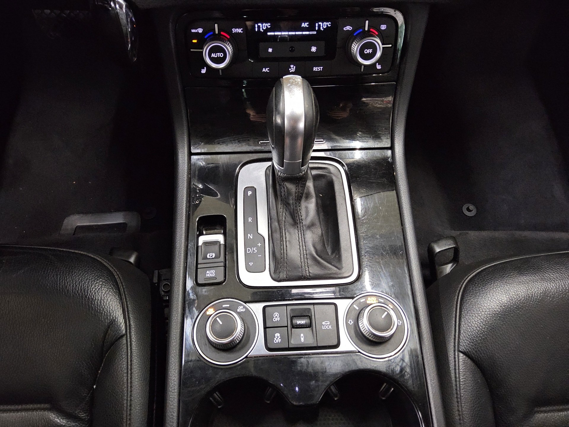 Volkswagen Touareg 3.0 TDI 4M R-Line Luft Leder Navi AHK 6
