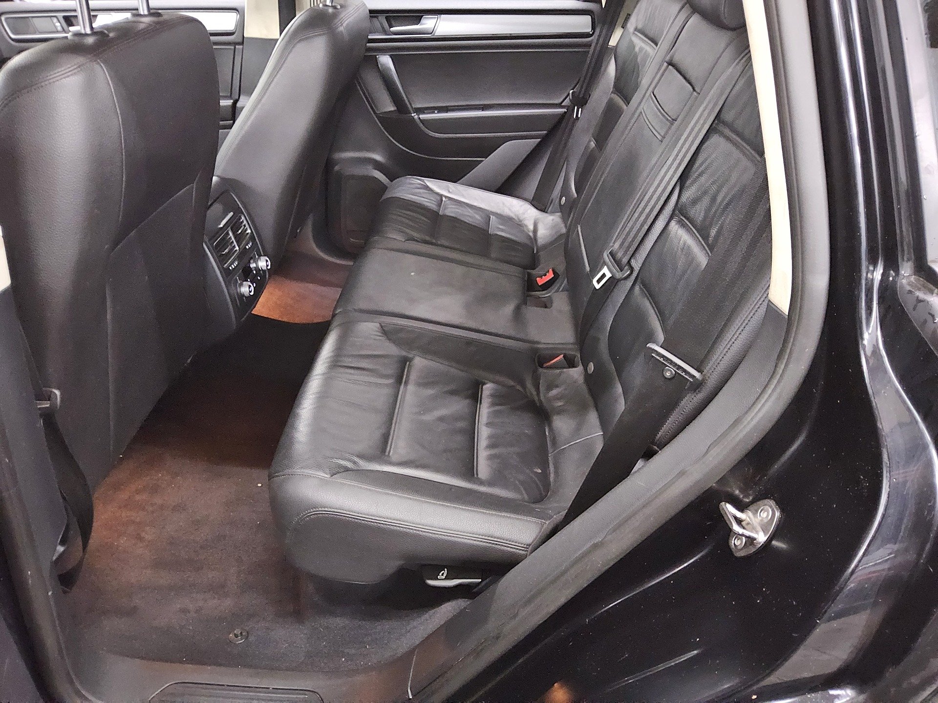 Volkswagen Touareg 3.0 TDI 4M R-Line Luft Leder Navi AHK 13