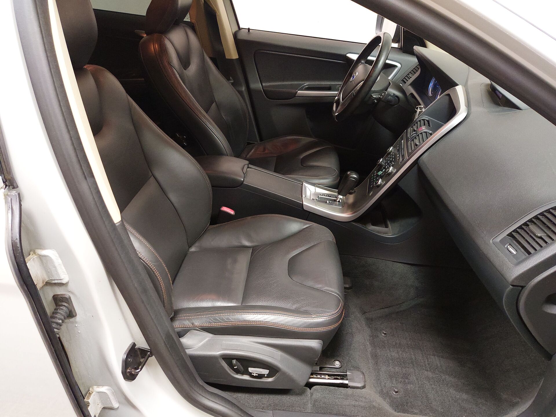 Volvo XC60 T6 SHZ RFK AHK LEDER 11