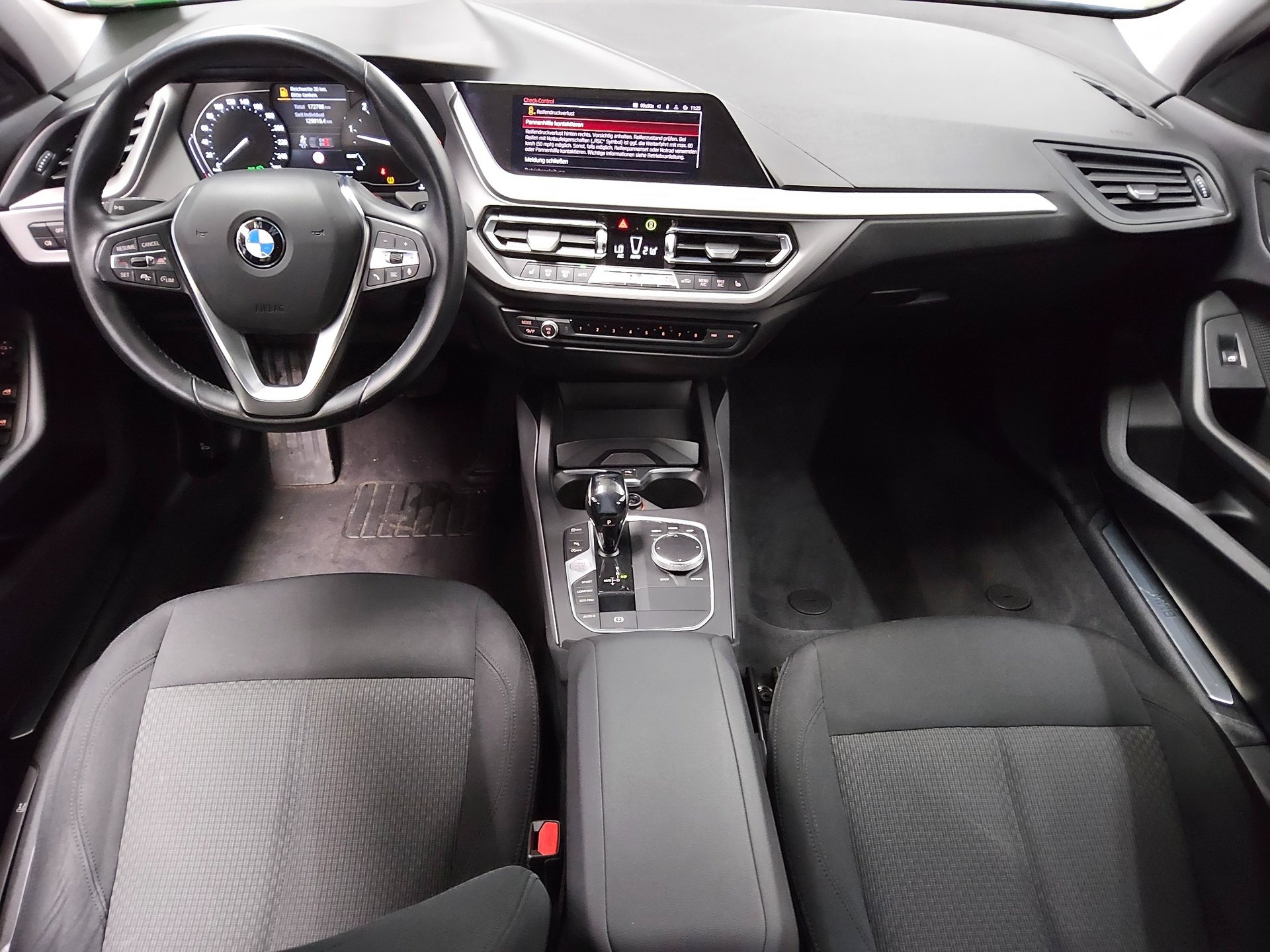 BMW 118dA Advantage Navi LED AHK PDC SHZ 5