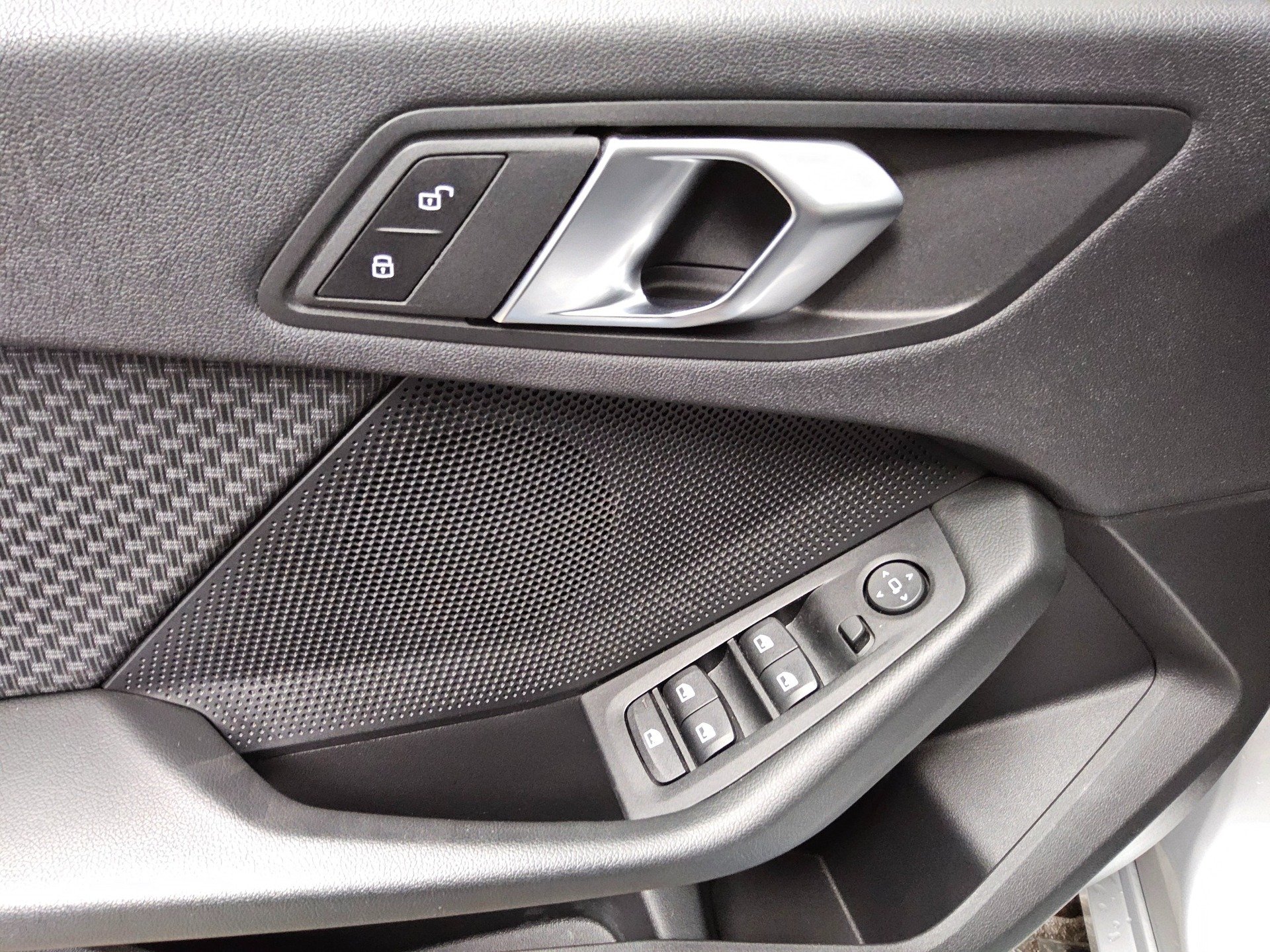 BMW 118dA Advantage Navi LED AHK PDC SHZ 9