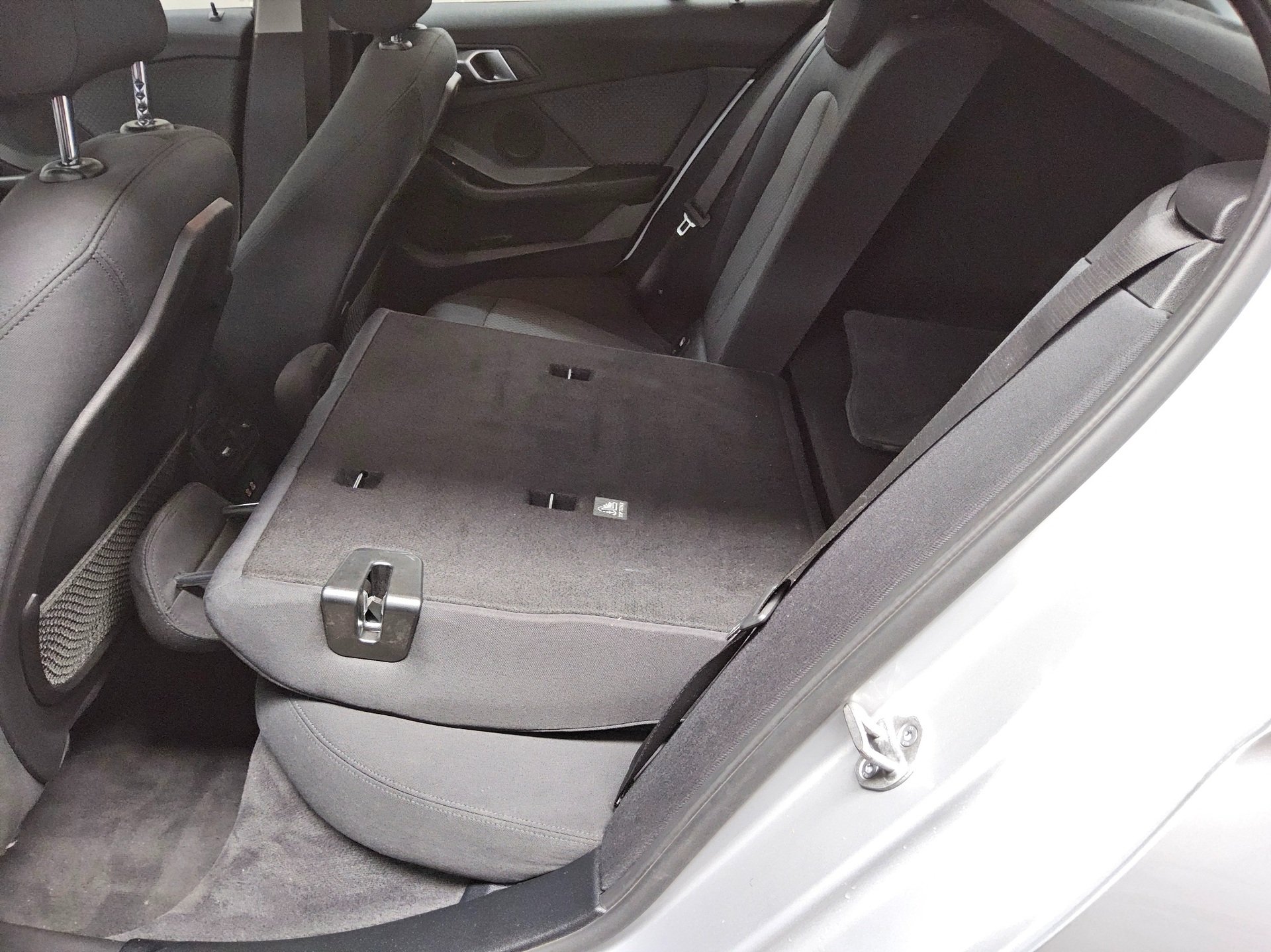 BMW 118dA Advantage Navi LED AHK PDC SHZ 12