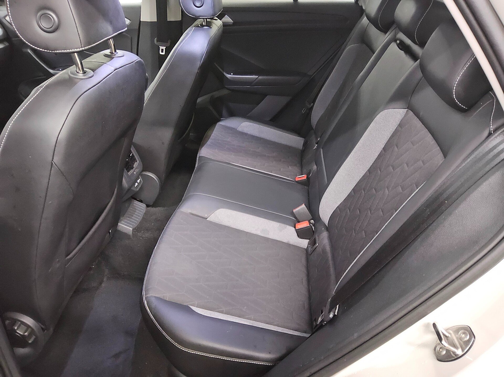 Volkswagen T-Roc 1.0 TSI Navi LED DC ACC PDC Shz 13