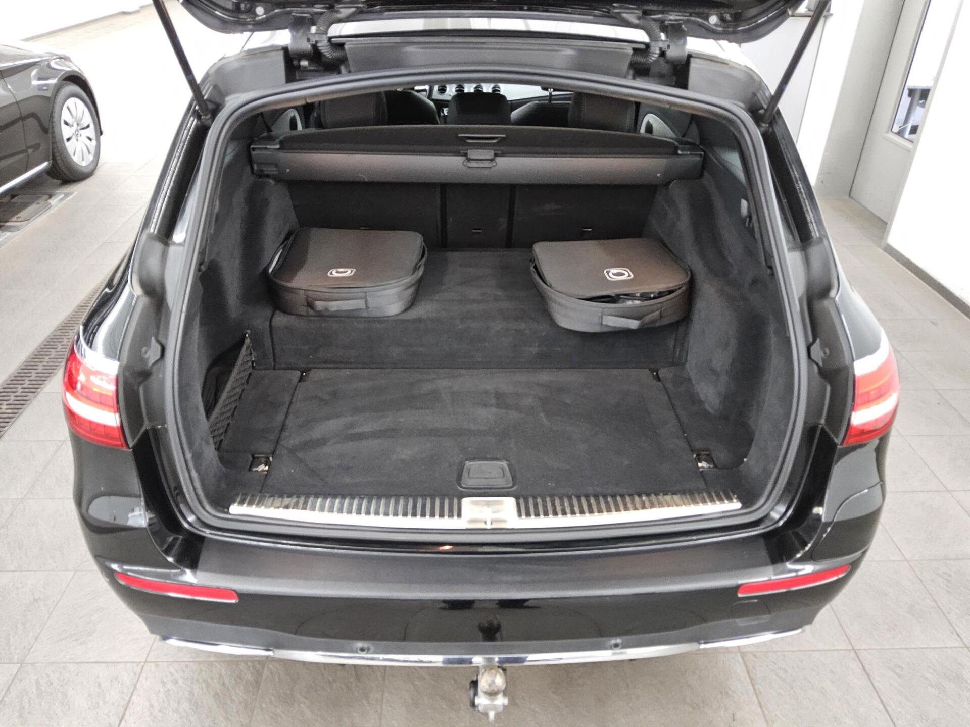 Mercedes-Benz E 300 T de AMG-Line T-Leder Navi LED Widescreen 12