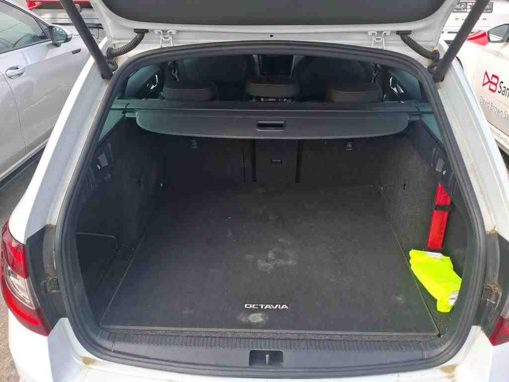 Skoda Octavia Kombi 2.0 TDI RS 4X4 RS NAVI LED PANO 10