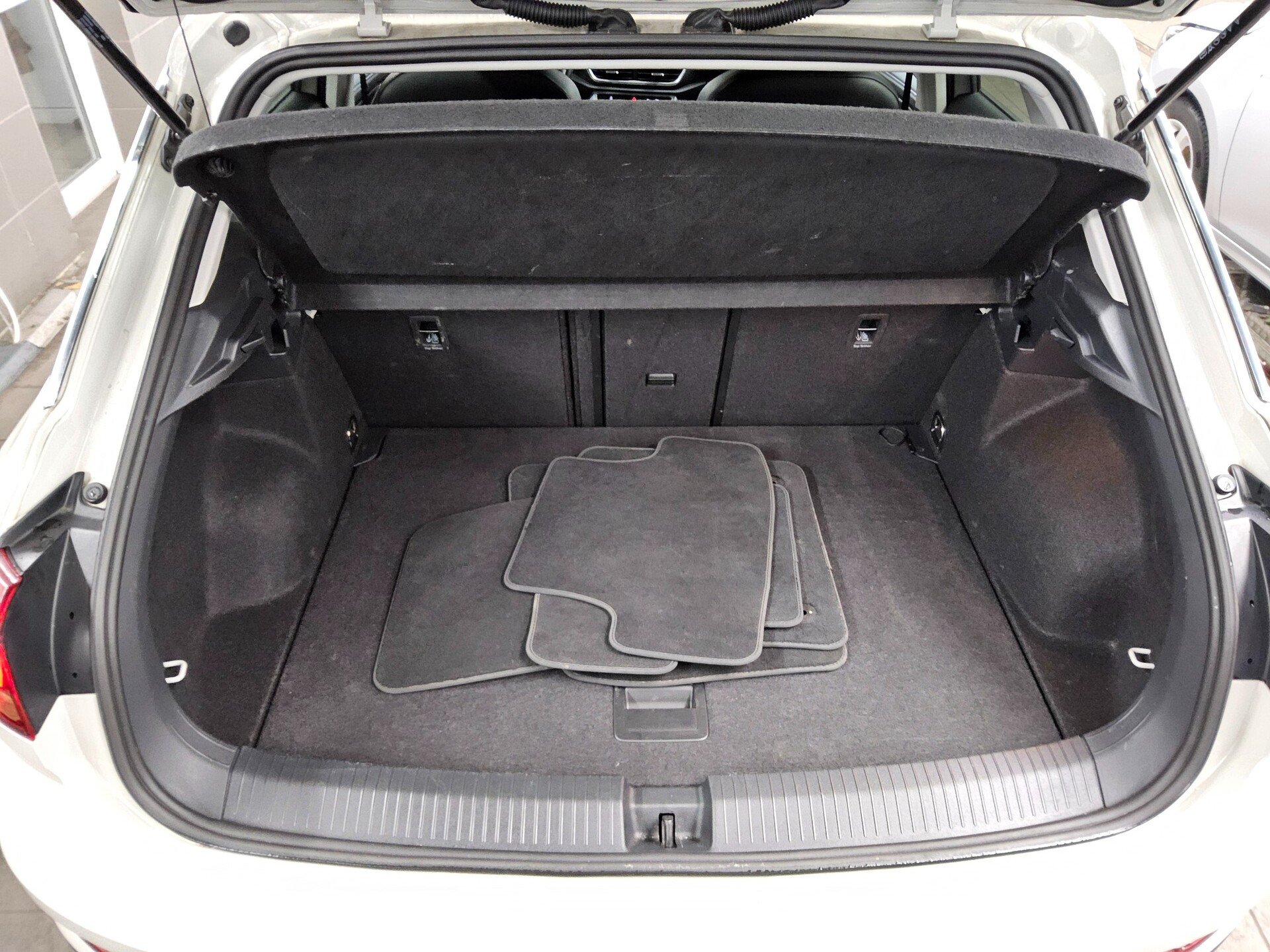 Volkswagen T-Roc 1.0 TSI Goal Navi LED DC PDC SHZ ACC 12