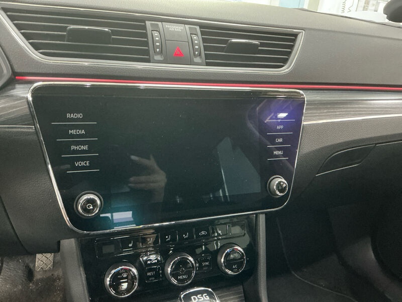 Skoda Superb Kombi 2.0 TDI Style CARPLAY ANDROID KLIMAAUT SHZ PDC 10