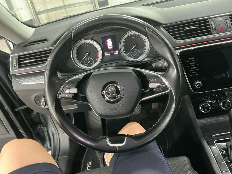 Skoda Superb Kombi 2.0 TDI Style CARPLAY ANDROID KLIMAAUT SHZ PDC 8
