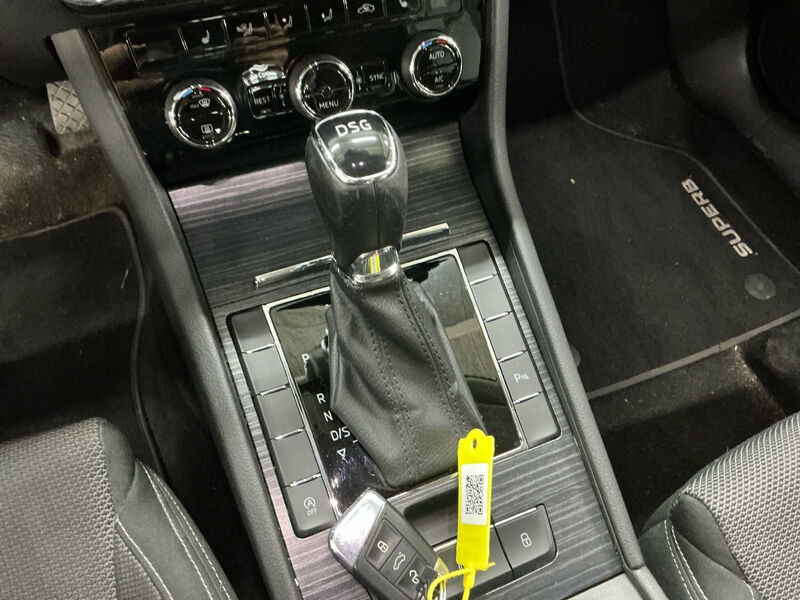 Skoda Superb Kombi 2.0 TDI Style CARPLAY ANDROID KLIMAAUT SHZ PDC 11