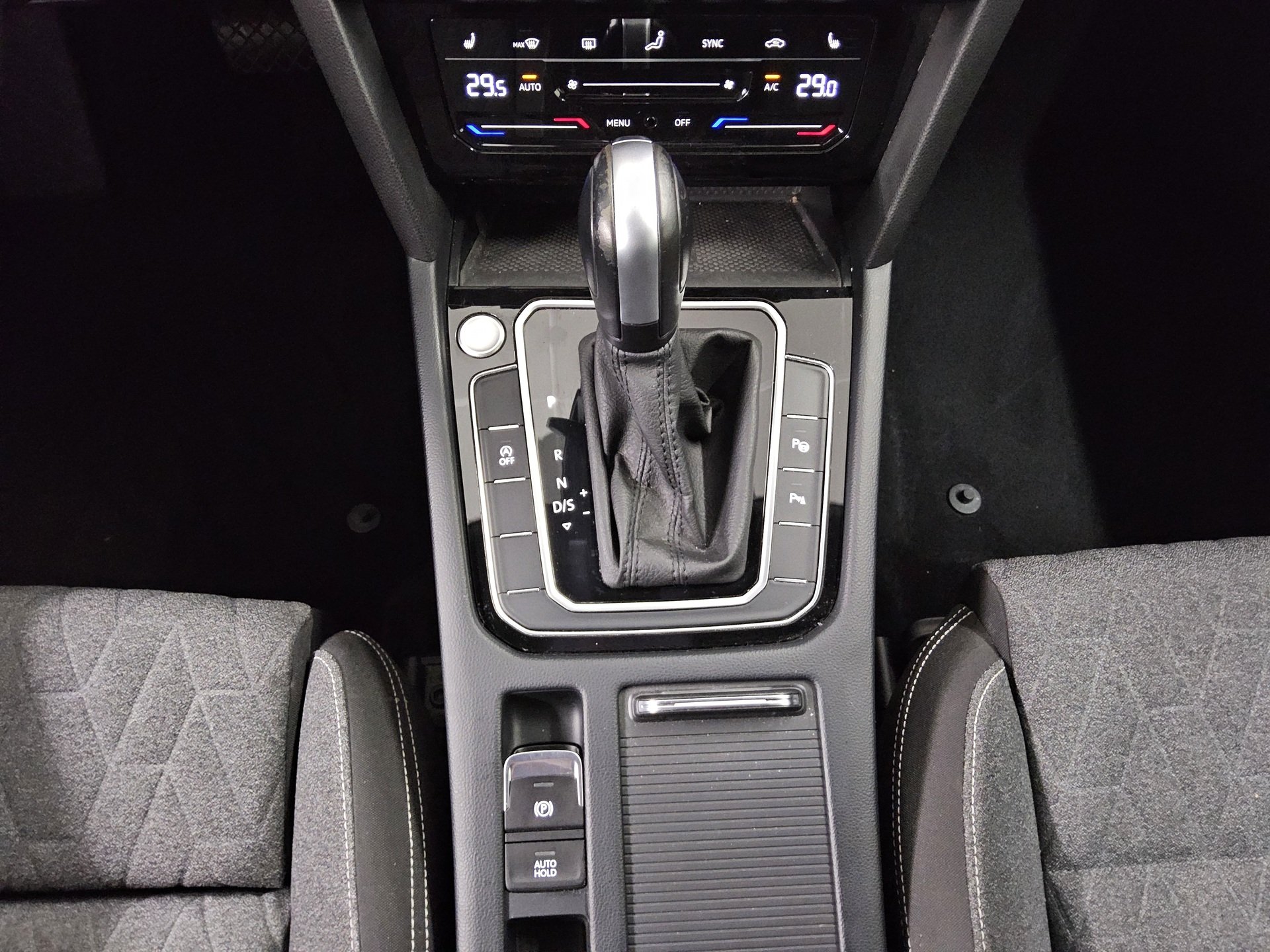 Volkswagen Passat Var. 2.0 TDI Business Navi LED DC AHK RFK 6