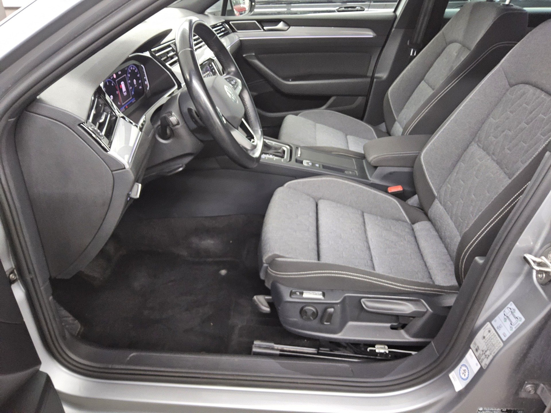 Volkswagen Passat Var. 2.0 TDI Business Navi LED DC AHK RFK 9