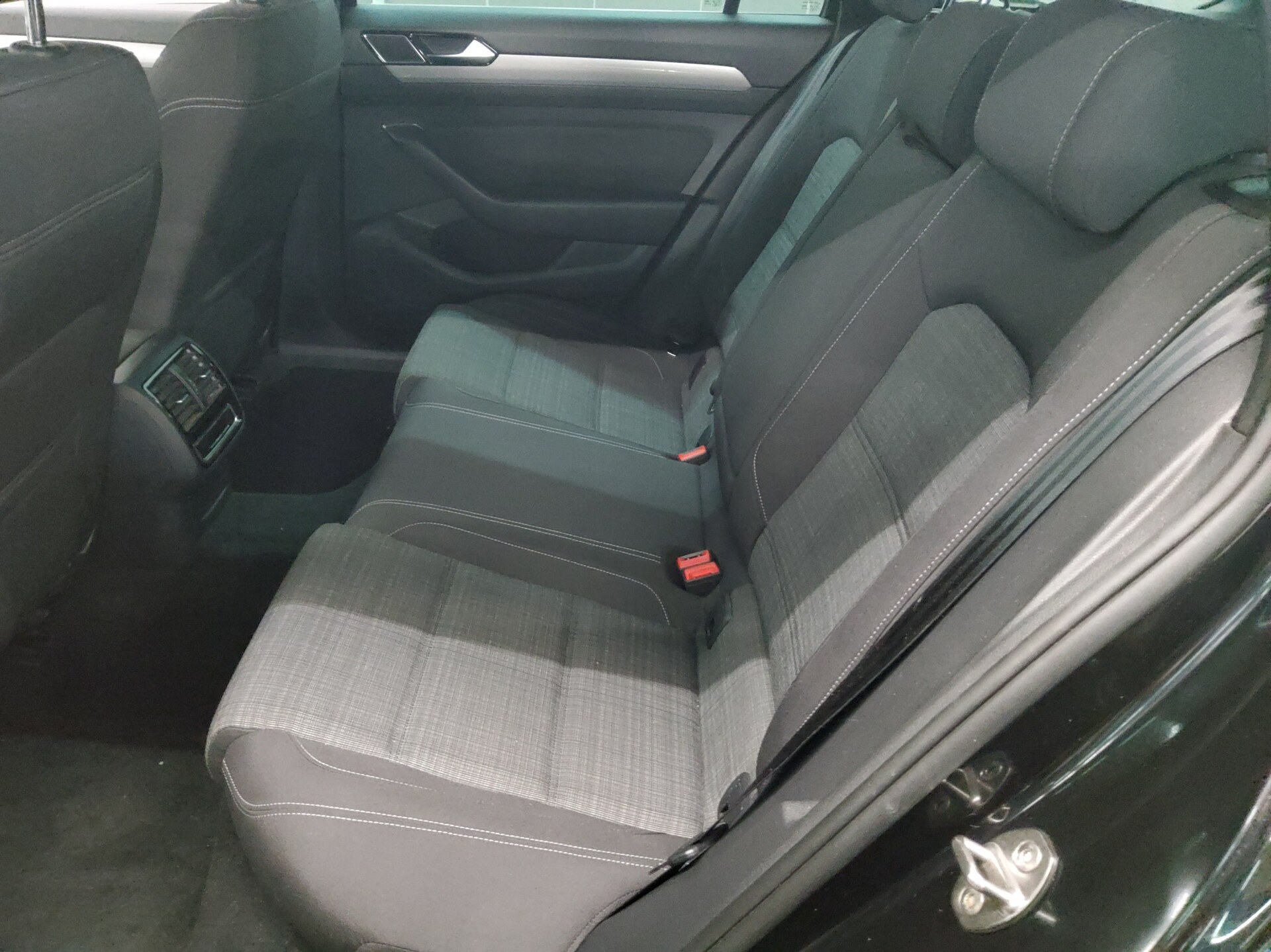 Volkswagen Passat Variant 2.0 TDI Business Navi LED AID Shz el.Heck AHK RFK 13