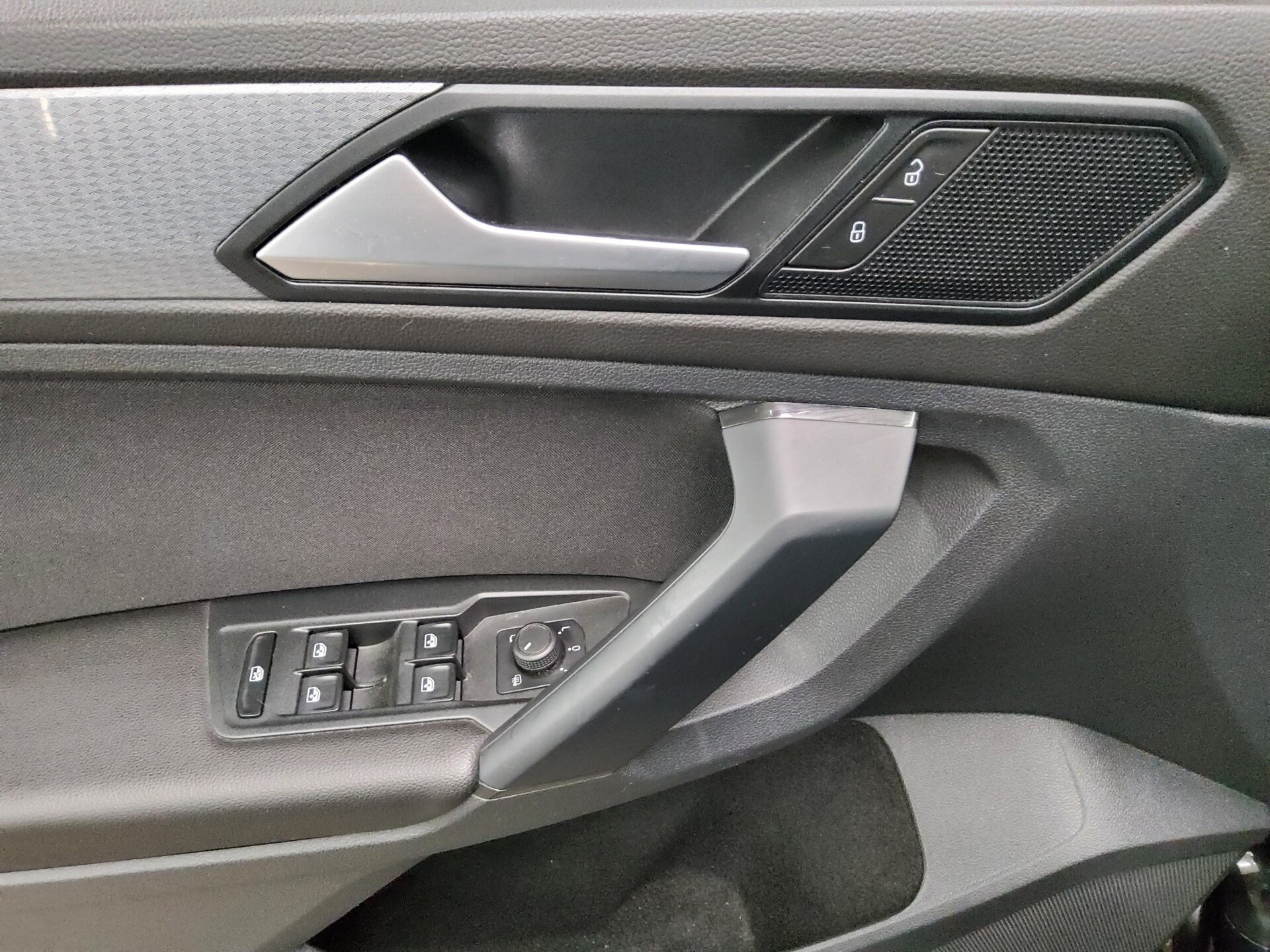 Volkswagen Tiguan 2.0 TDI Life Navi LED RfK AHK ACC PDC Shz 9