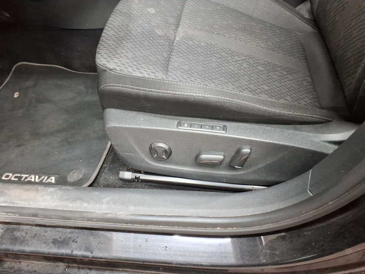 Skoda Octavia Kombi 2.0 TDI Style NAVI VIRTUAL SHZ PDC LED 10