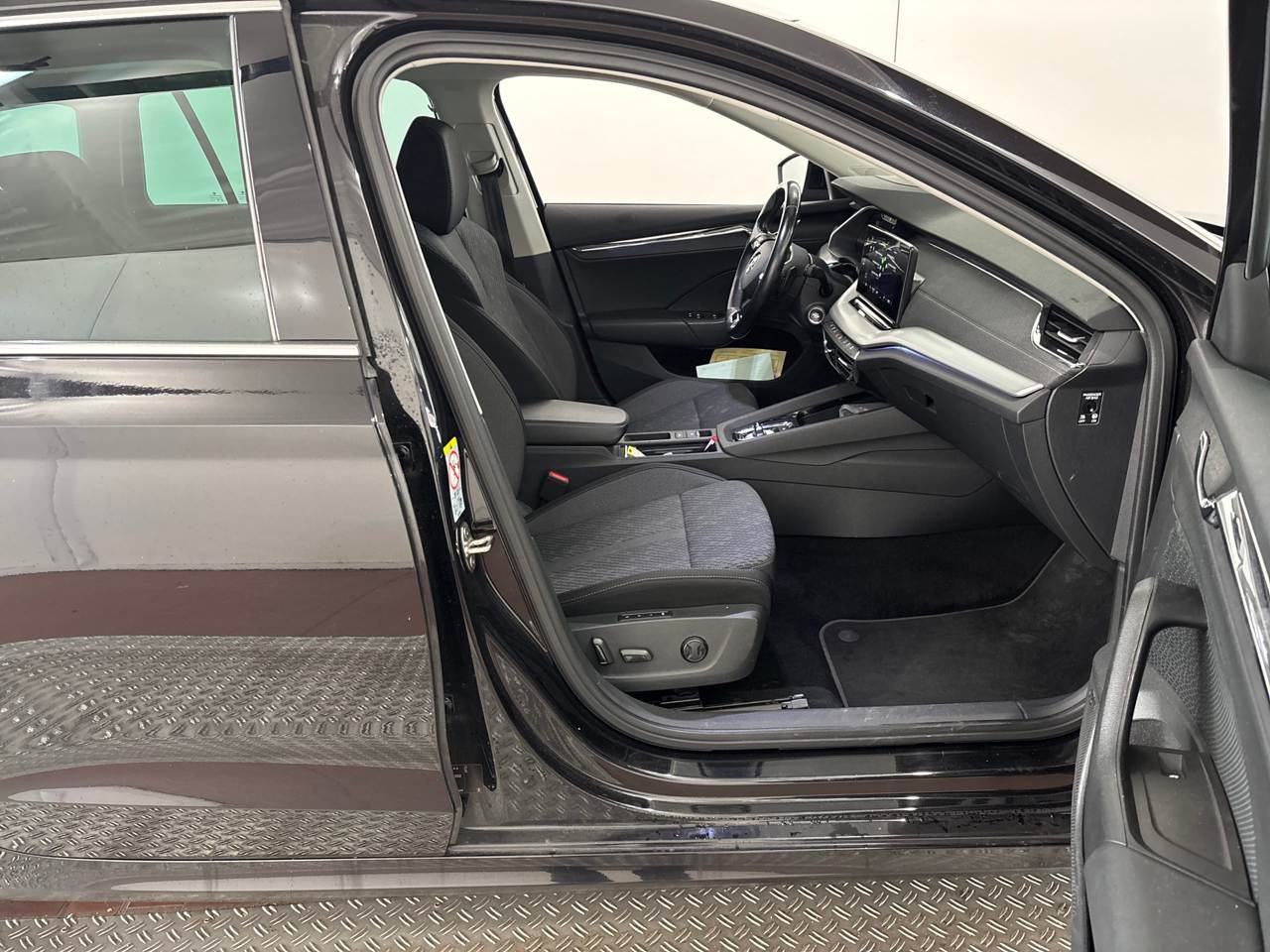 Skoda Octavia Kombi 2.0 TDI Style NAVI VIRTUAL SHZ PDC LED 6
