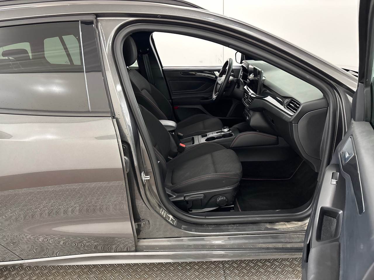Ford Focus Turnier 1.5 EB ST-Line X NAVI SHZ RFK ACC LED 5