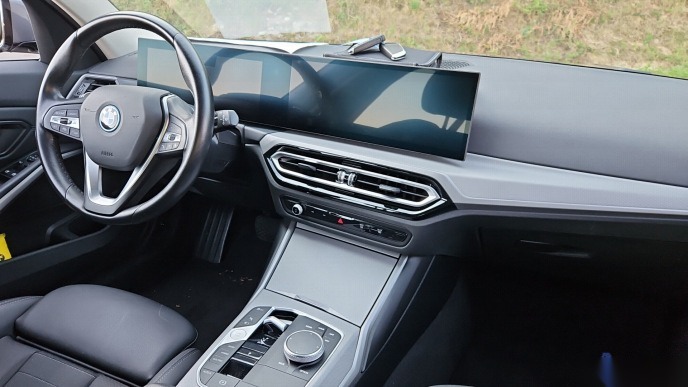 BMW 330e Touring SHZ PDC LED ACC 5