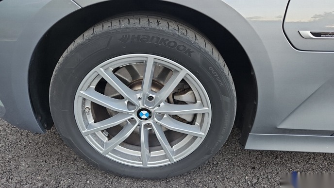 BMW 330e Touring SHZ PDC LED ACC 12