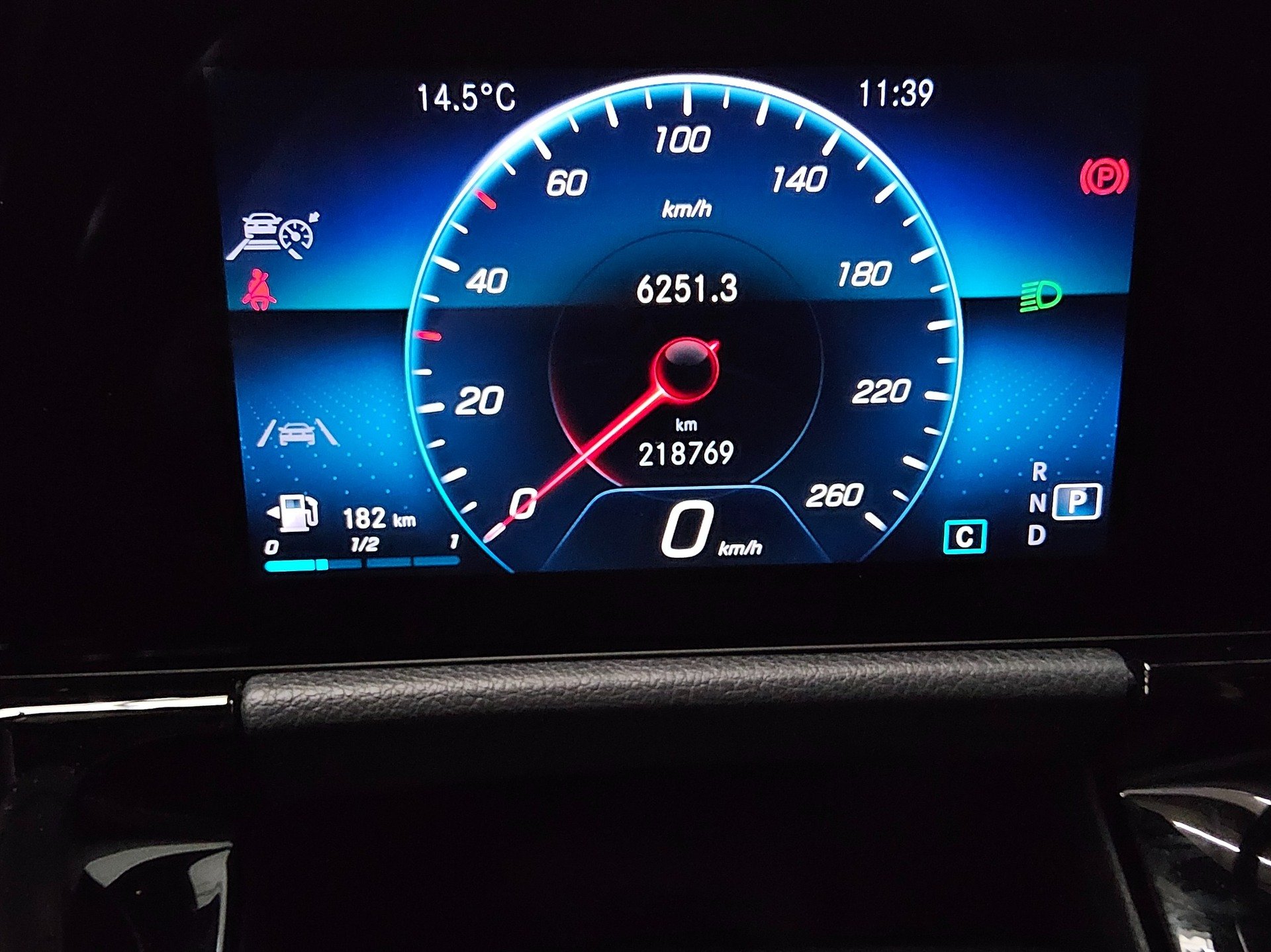 Mercedes-Benz GLA 200 d 8