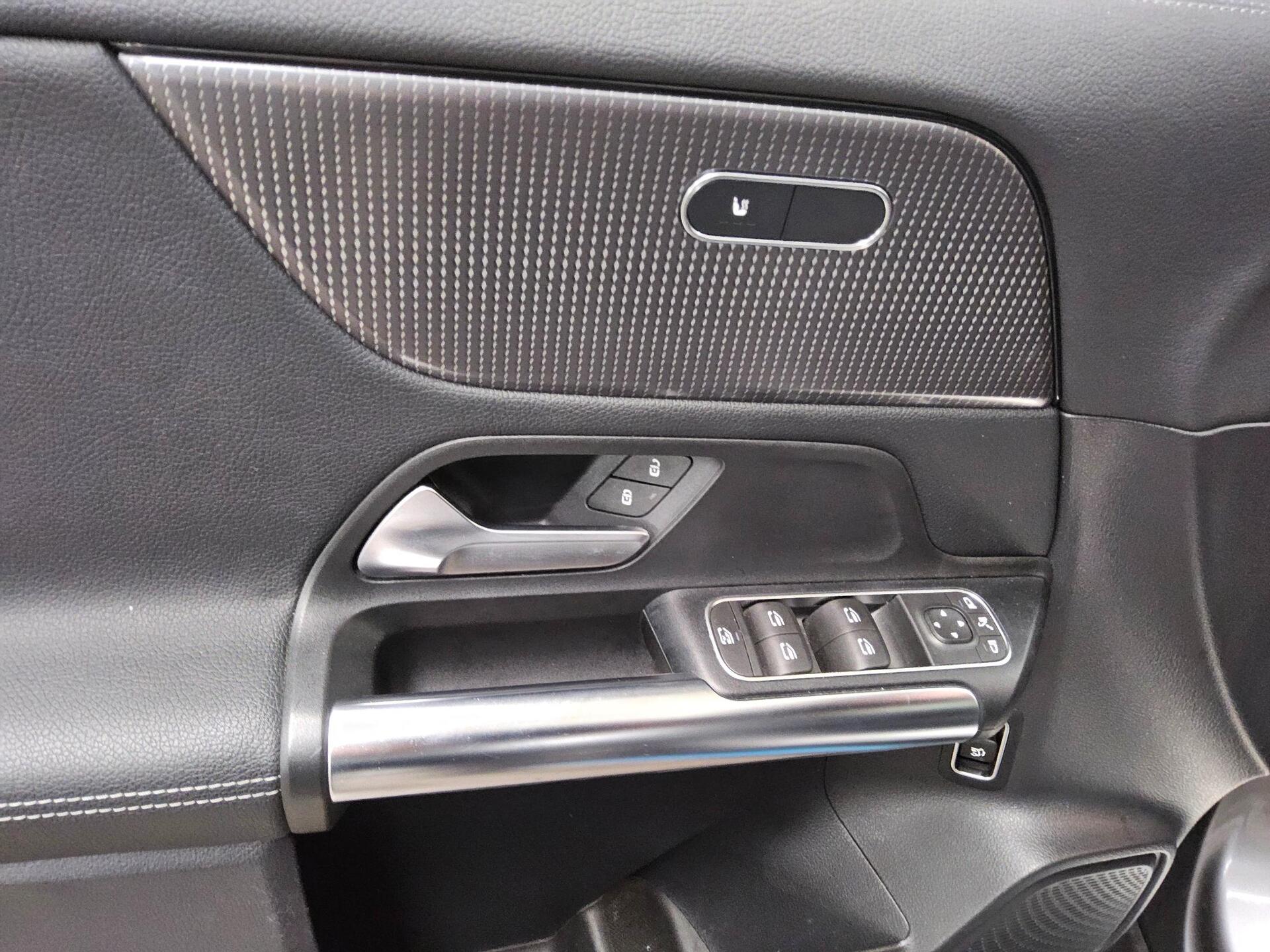 Mercedes-Benz GLA 200 d 10