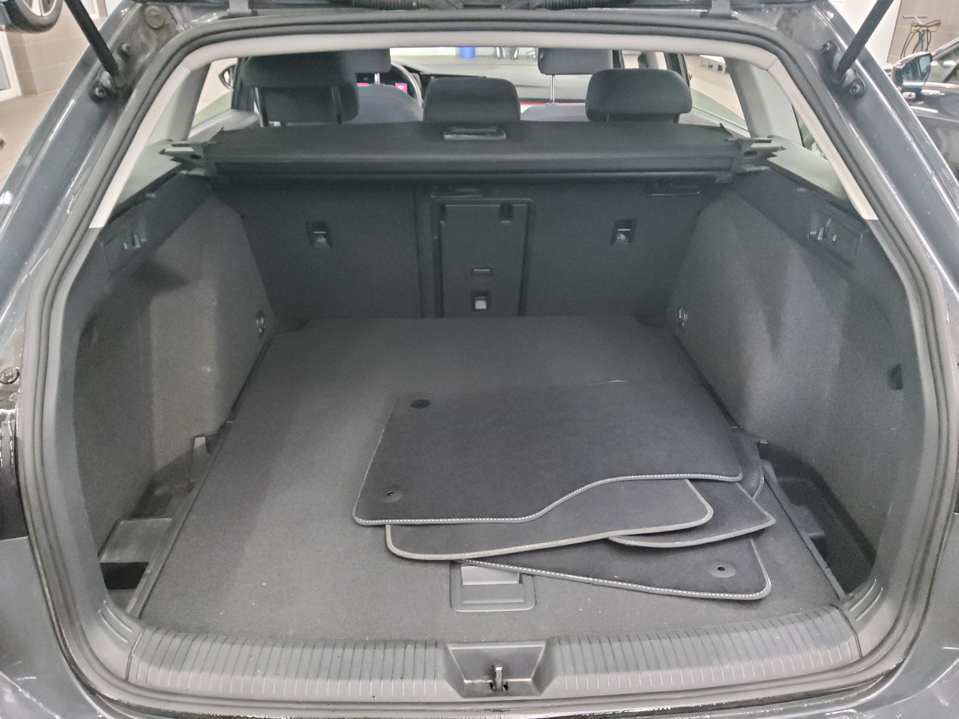 Volkswagen Golf-8 Var. 2.0 TDI Life Navi LED DC ACC Shz 12
