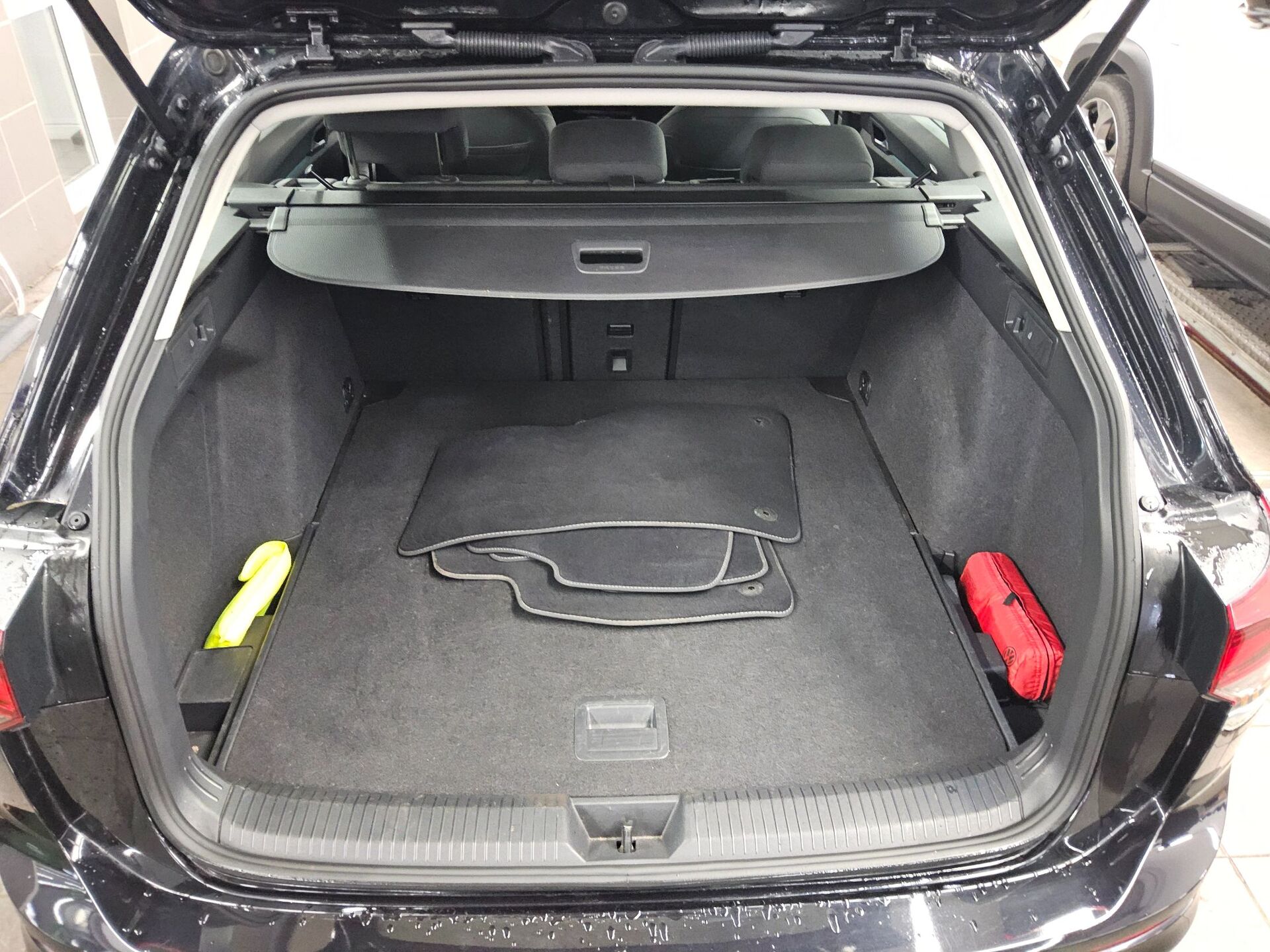 Volkswagen Golf-8 Var. 2.0 TDI Life Navi LED AID 12