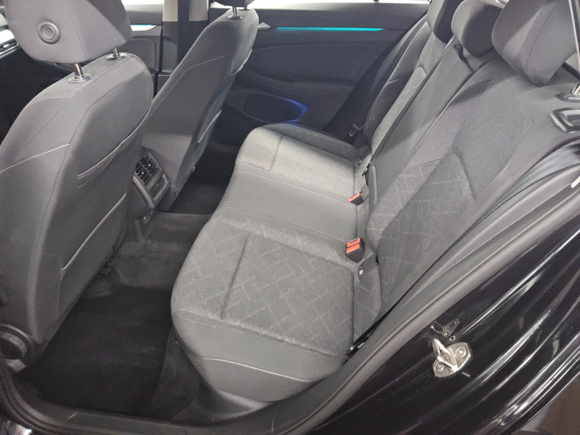 Volkswagen Golf-8 Var. 2.0 TDI Life Navi LED AID 13