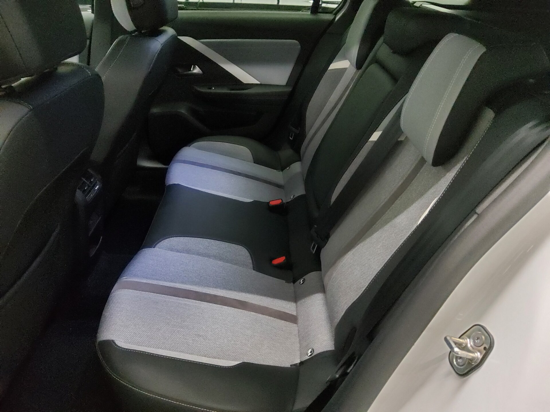 Opel Astra ST 1.5 D Business Elegance T-Leder Navi 13