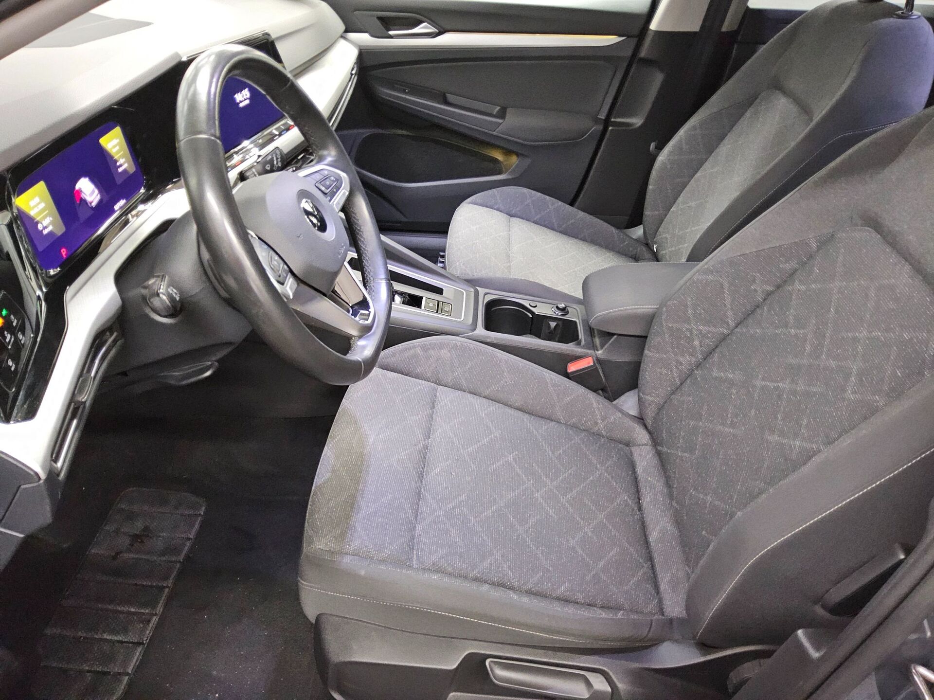 Volkswagen Golf-8 Var. 2.0 TDI Life Navi LED DC AHK ACC 9