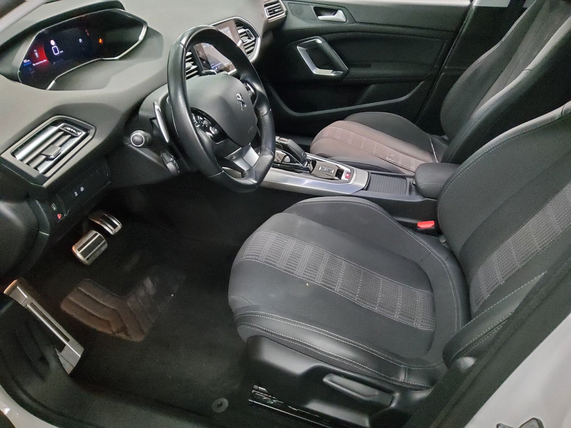 Peugeot 308 1.5 BlueHDI Allure Navi DigiTacho T-Leder 9