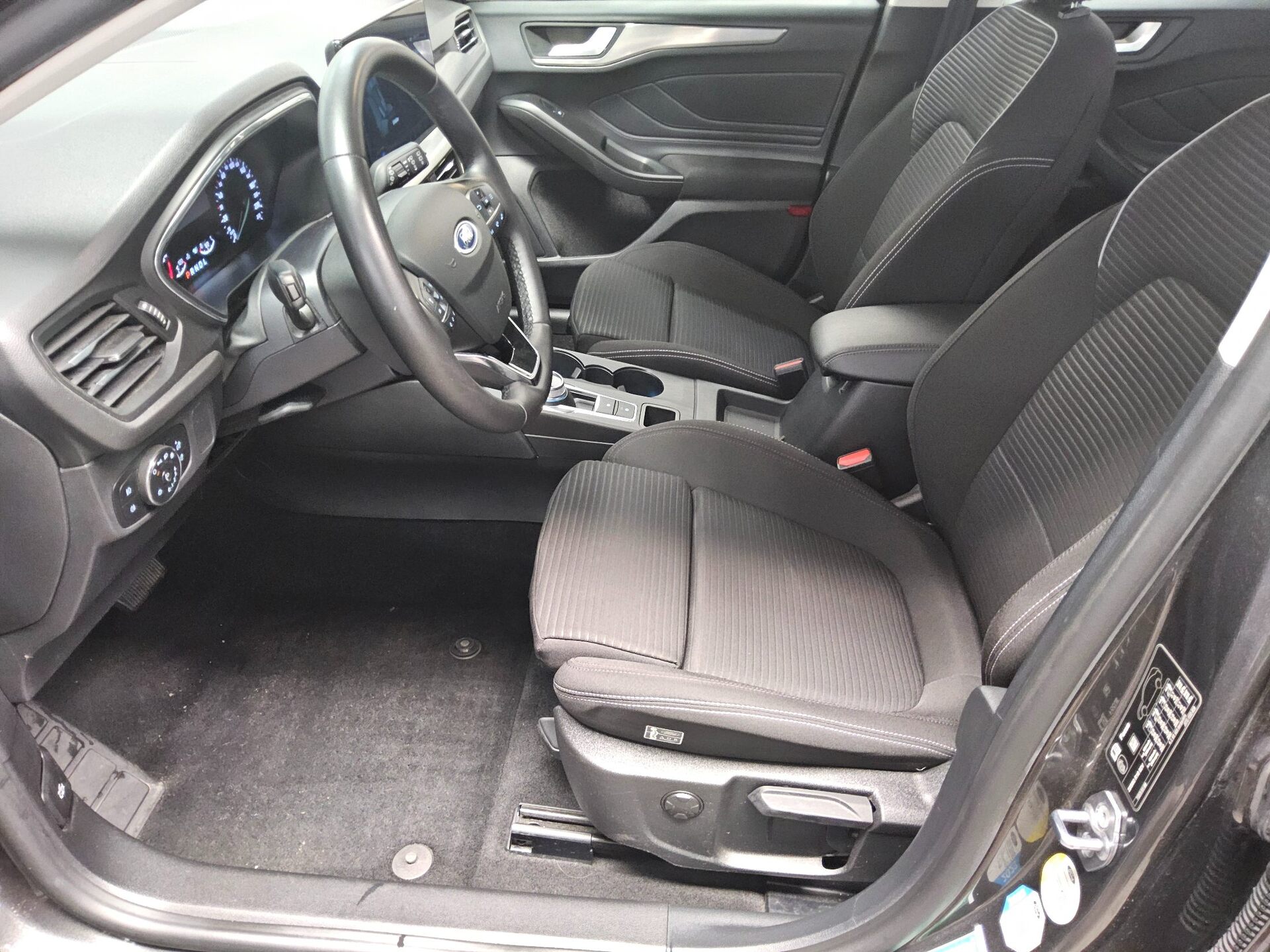 Ford Focus Turnier 1.5 EB Titanium Navi LED PDC 8