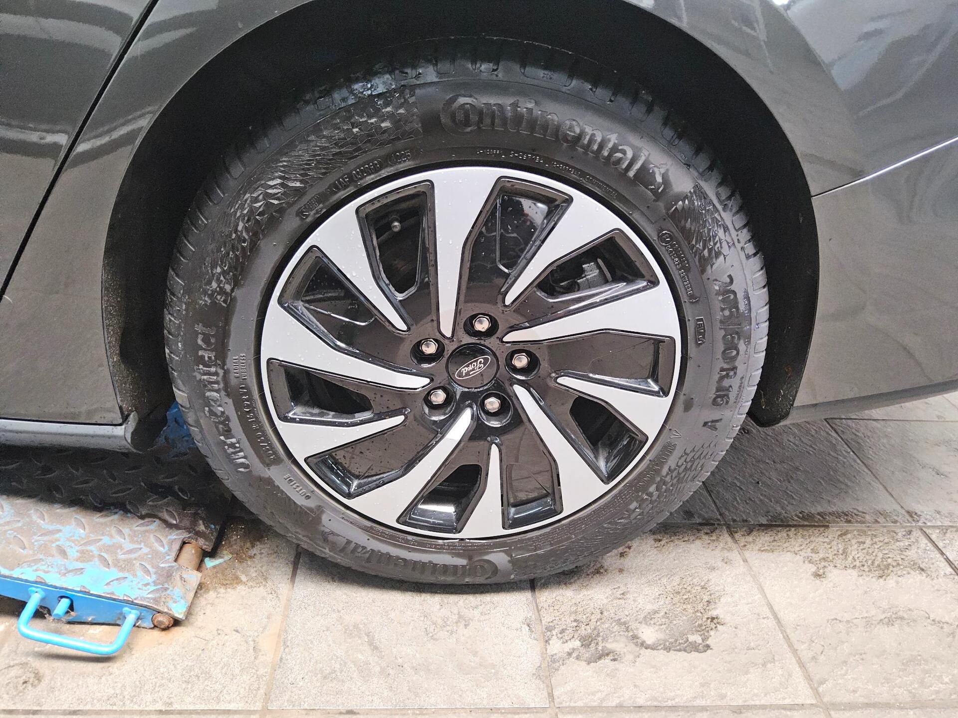 Ford Focus Turnier 1.5 EB Titanium Navi LED PDC 10