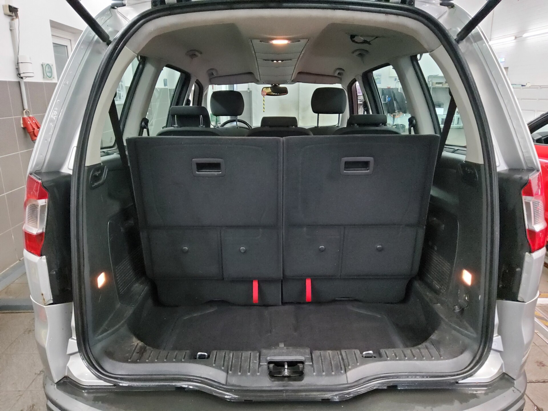 Ford Galaxy 2.0 TDCi Ghia 7-Sitzer AHK PDC 11