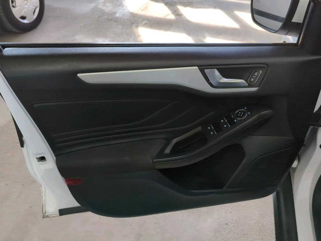 Ford Focus Turnier Cool&Connect NAVI KLIMAAUT LED RADIO TEMPO 8