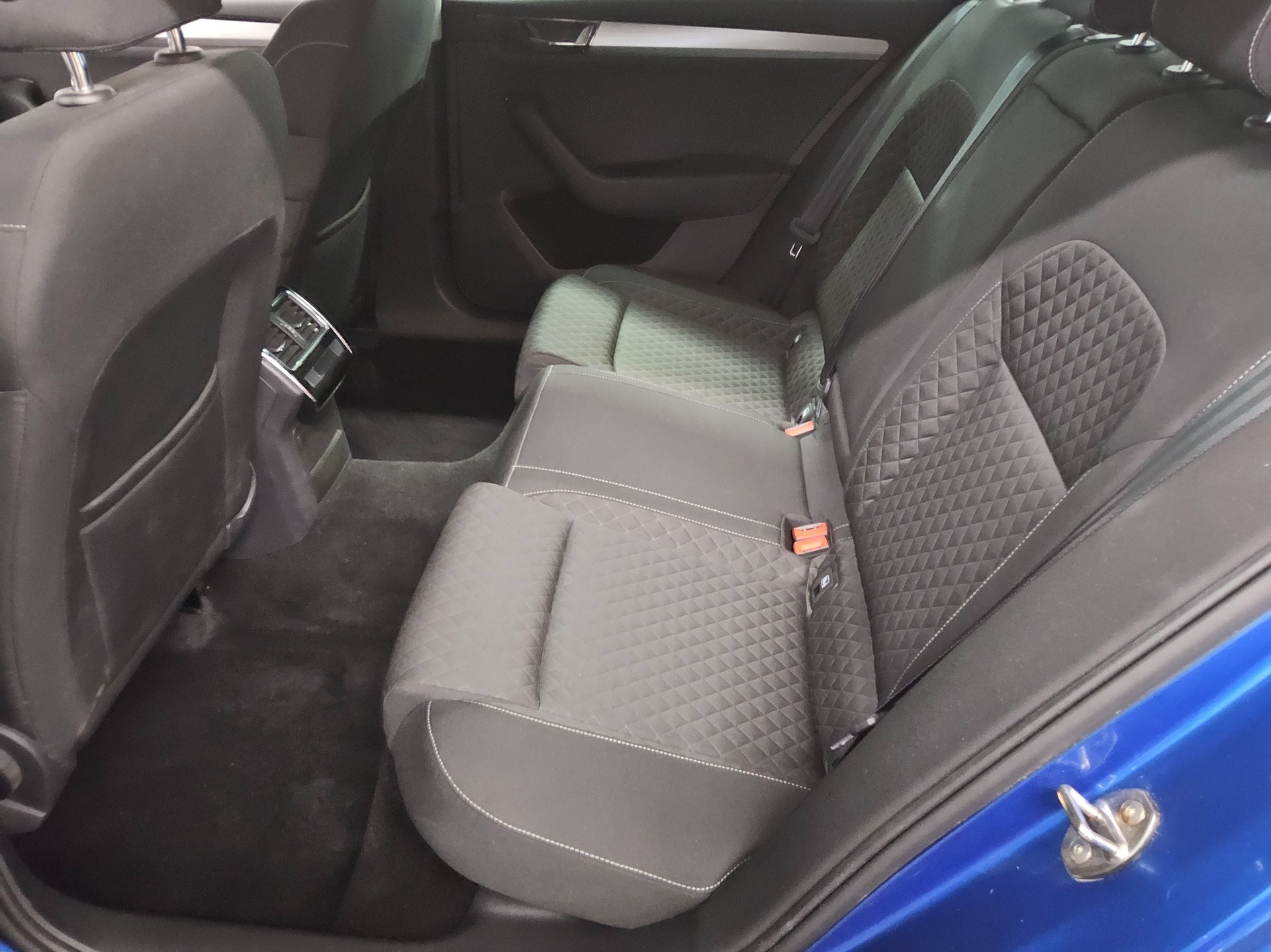 Skoda Superb Kombi 2.0 TDI Ambition Navi LED ACC Shz 13